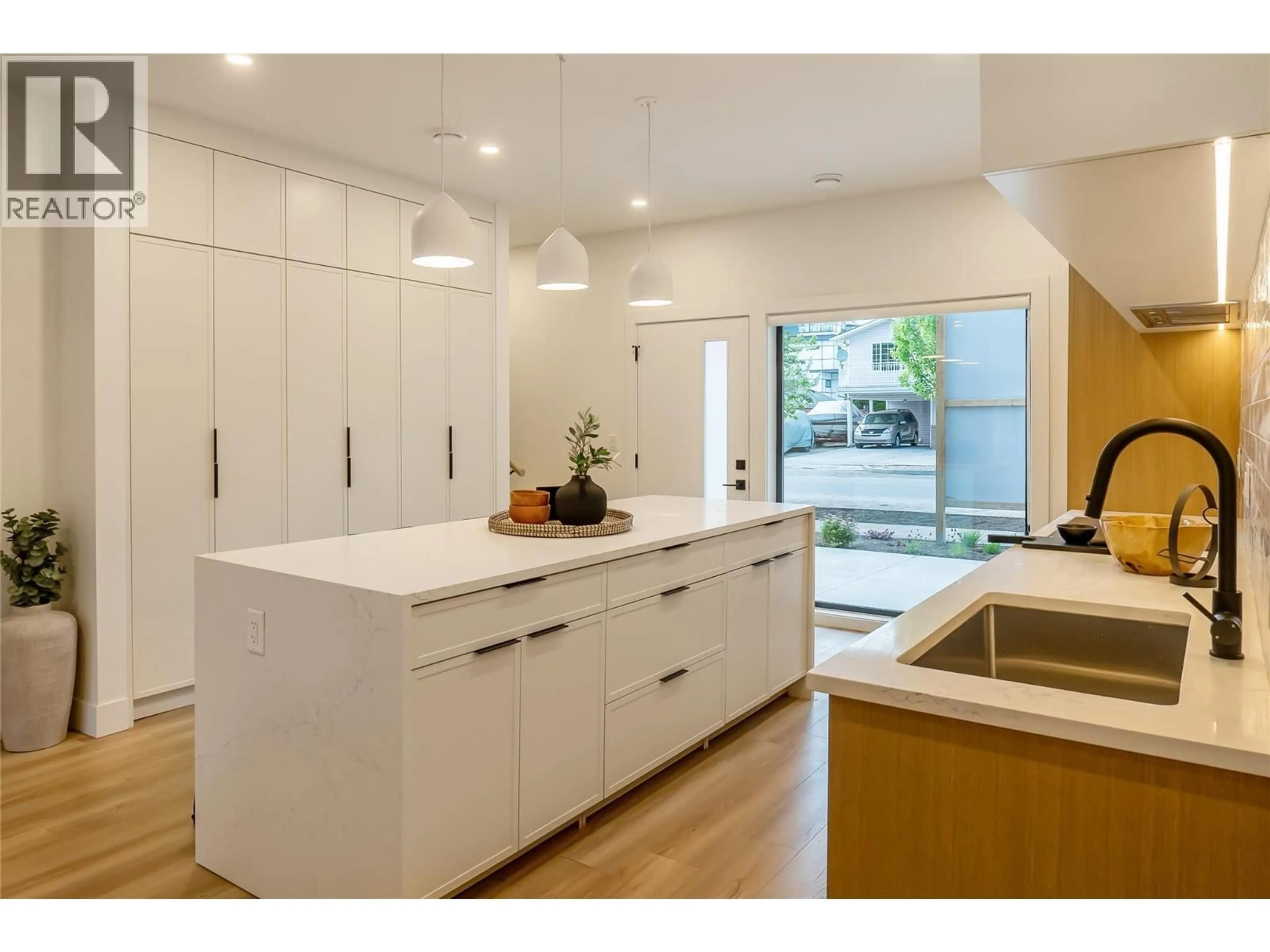Contemporary kitchen, unknown for 921 BORDEN AVENUE, Kelowna British Columbia V5P2R6