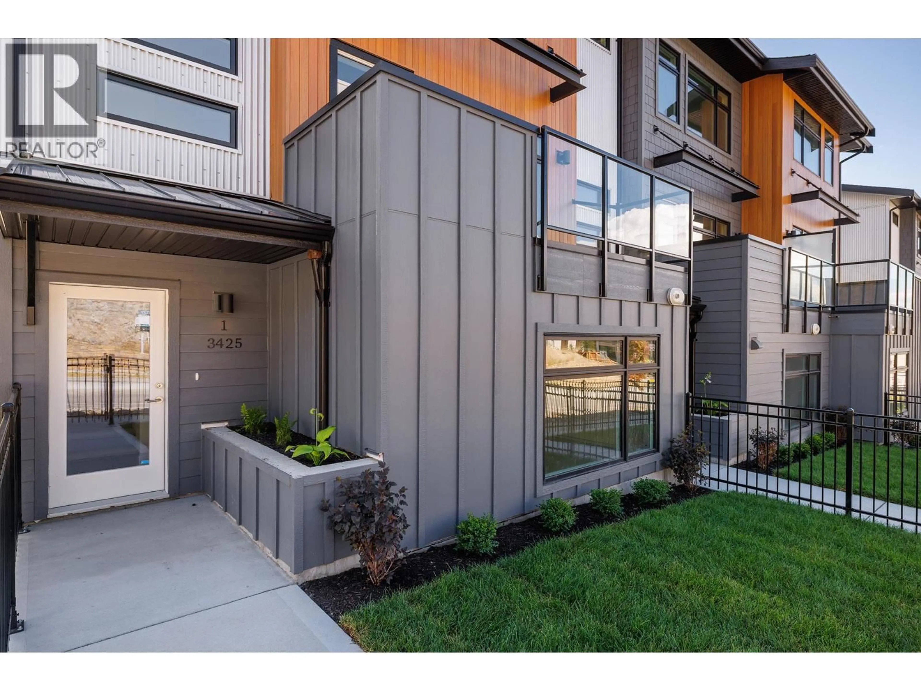 Indoor entryway for 2 - 3425 HILLTOWN DRIVE, Kelowna British Columbia V1V2B5