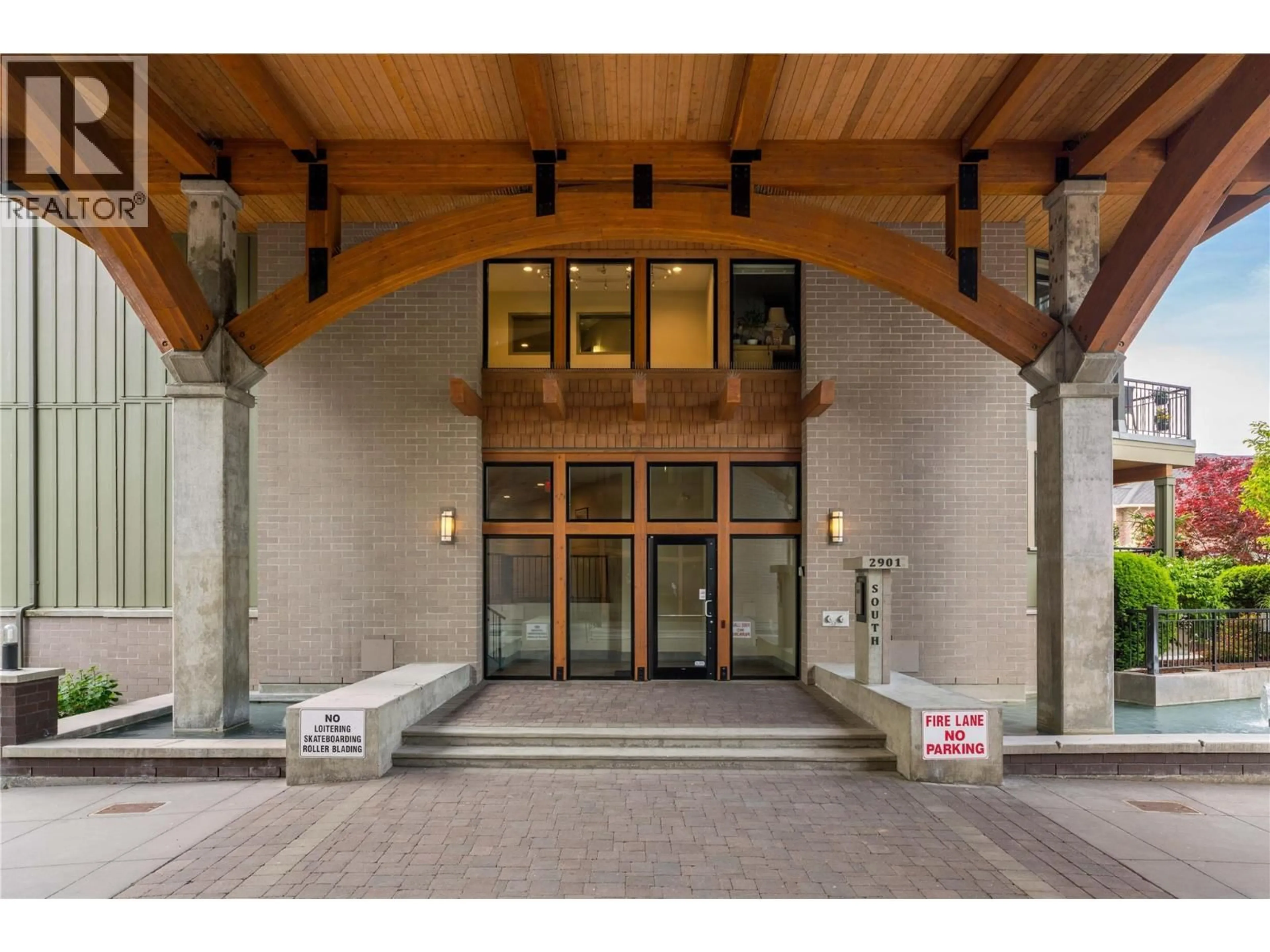 Indoor foyer for 307 - 2901 ABBOTT STREET, Kelowna British Columbia V1Y1G7