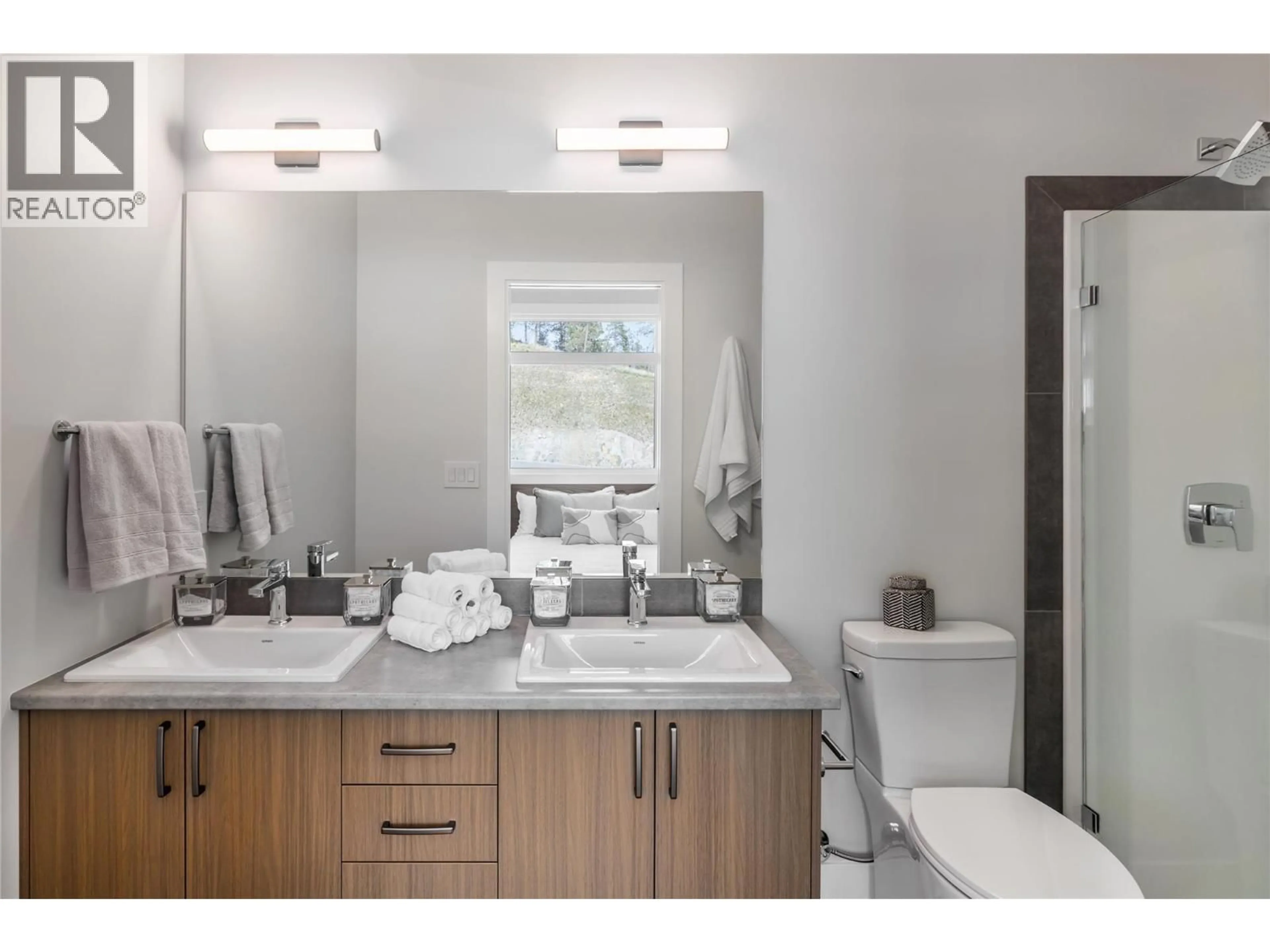 Contemporary bathroom, ceramic/tile floor for 4 - 3425 HILLTOWN DRIVE, Kelowna British Columbia V1V2B5