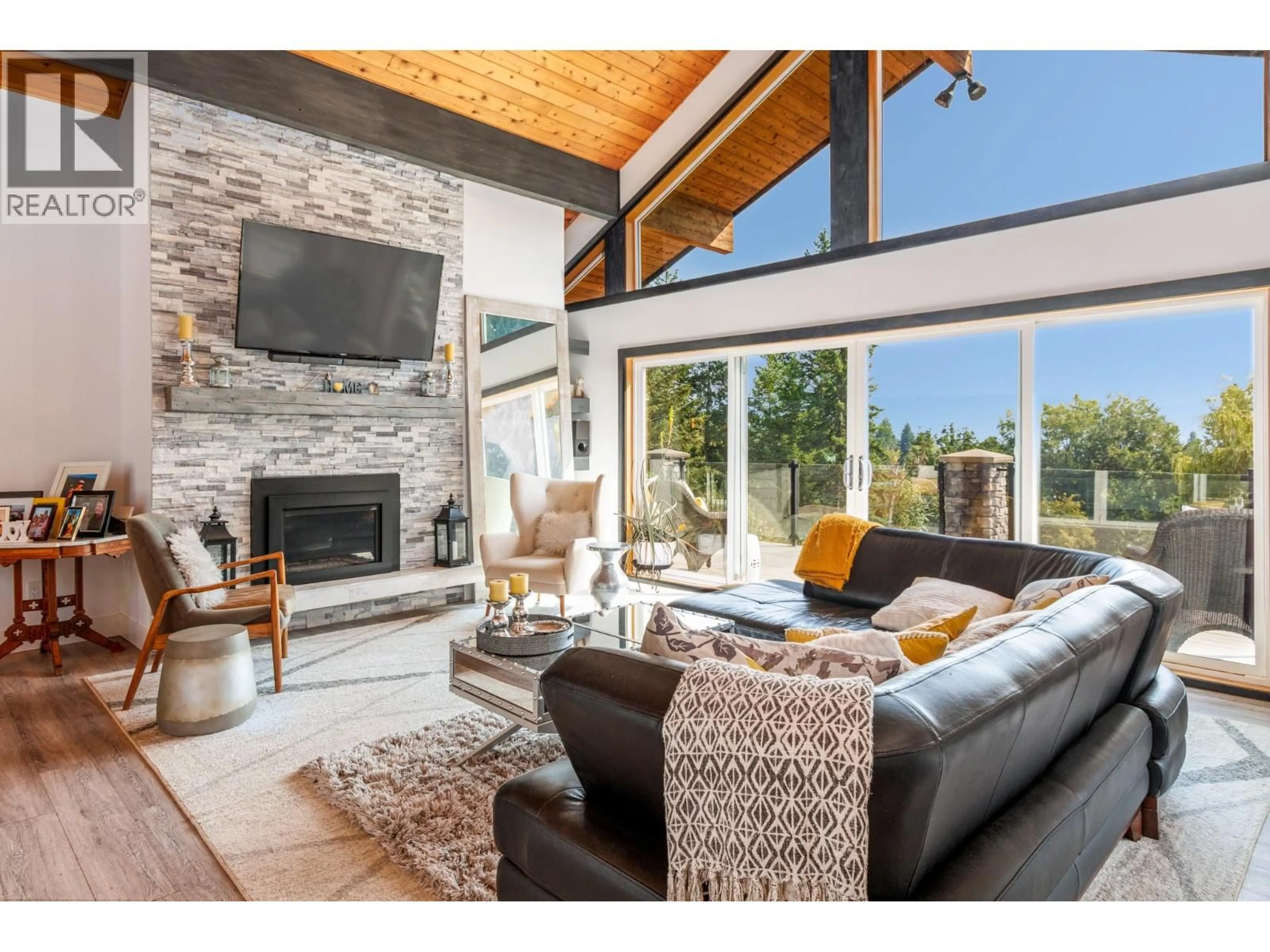 Living room with furniture, unknown for 6171 50 STREET NORTHWEST, Salmon Arm British Columbia V1E3A6