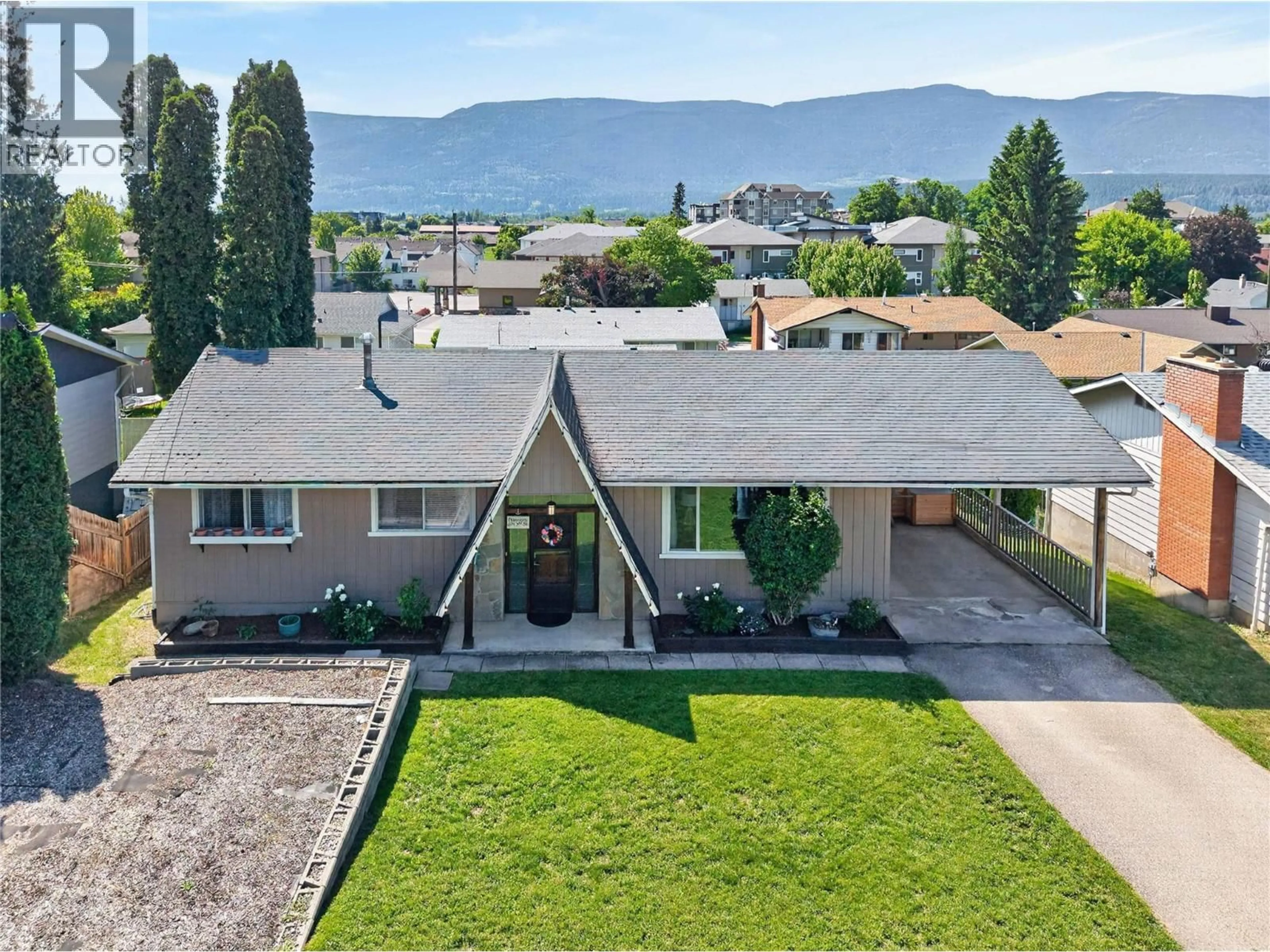A pic from outside/outdoor area/front of a property/back of a property/a pic from drone, mountain view for 691 3 STREET, Salmon Arm British Columbia V1E4G9