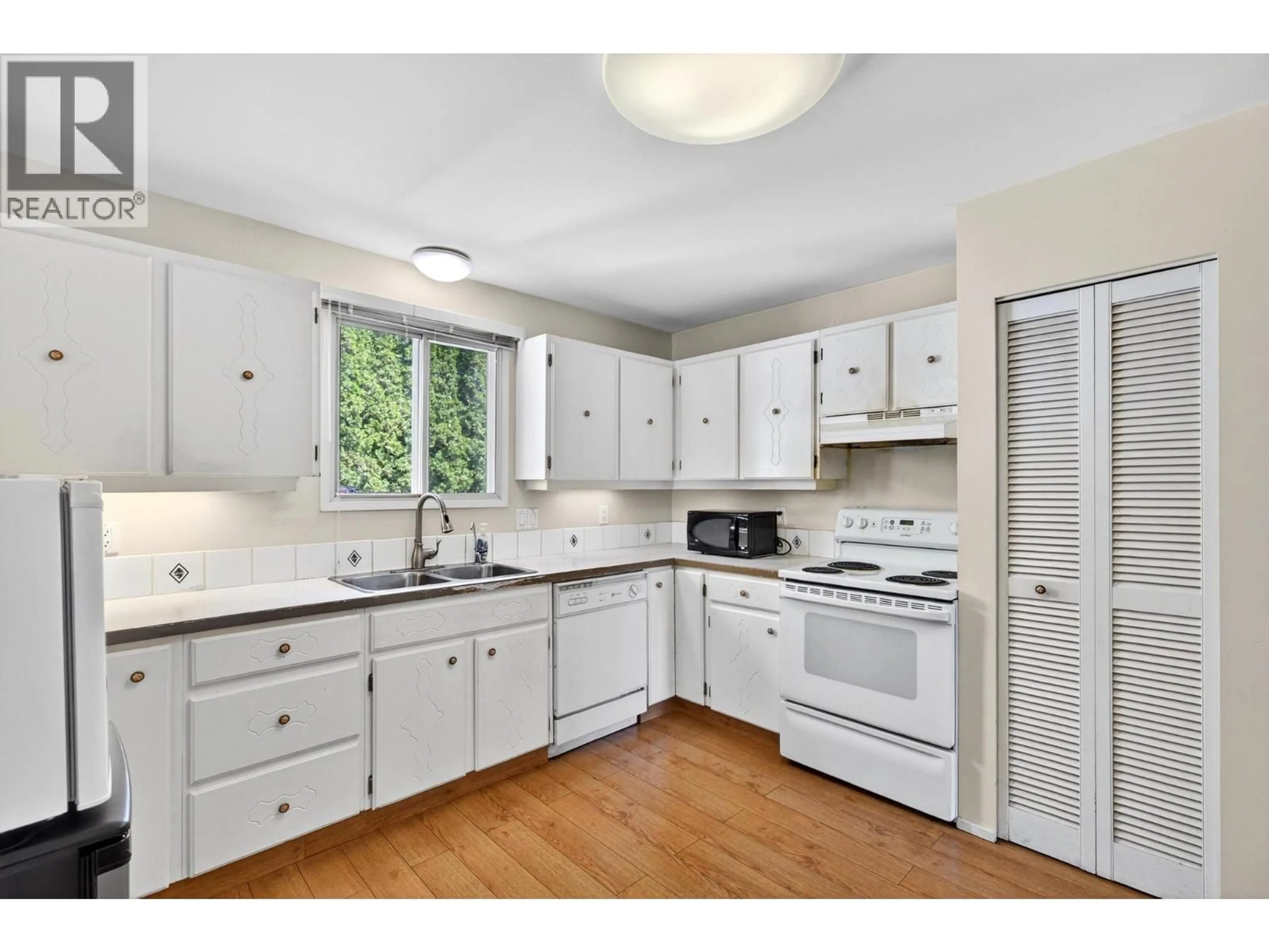 Standard kitchen, unknown for 1820 QUEBEC STREET, Penticton British Columbia V2A6E1