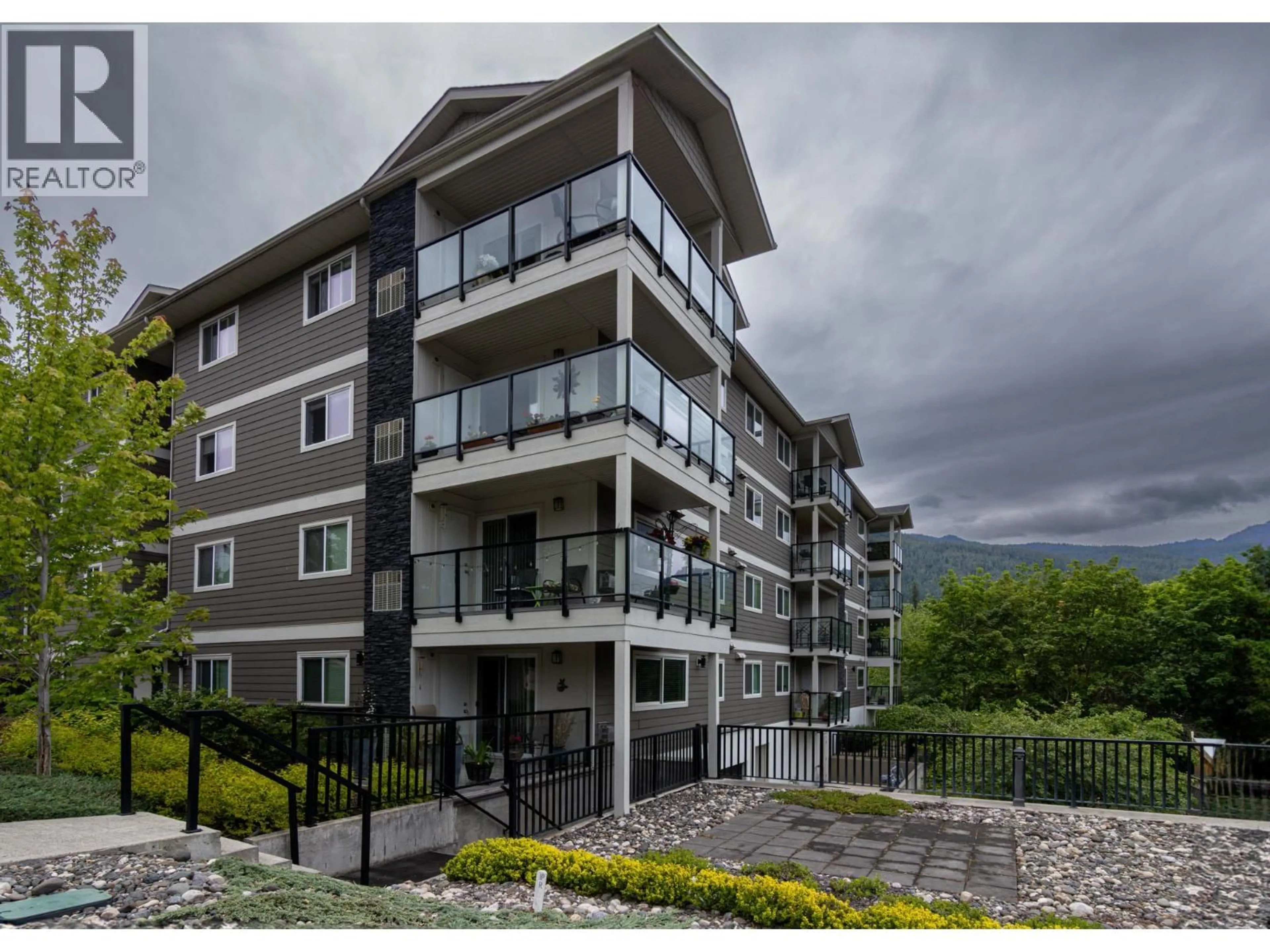 A pic from outside/outdoor area/front of a property/back of a property/a pic from drone, building for 402 - 330 4 AVENUE SOUTHEAST, Salmon Arm British Columbia V1E0E2
