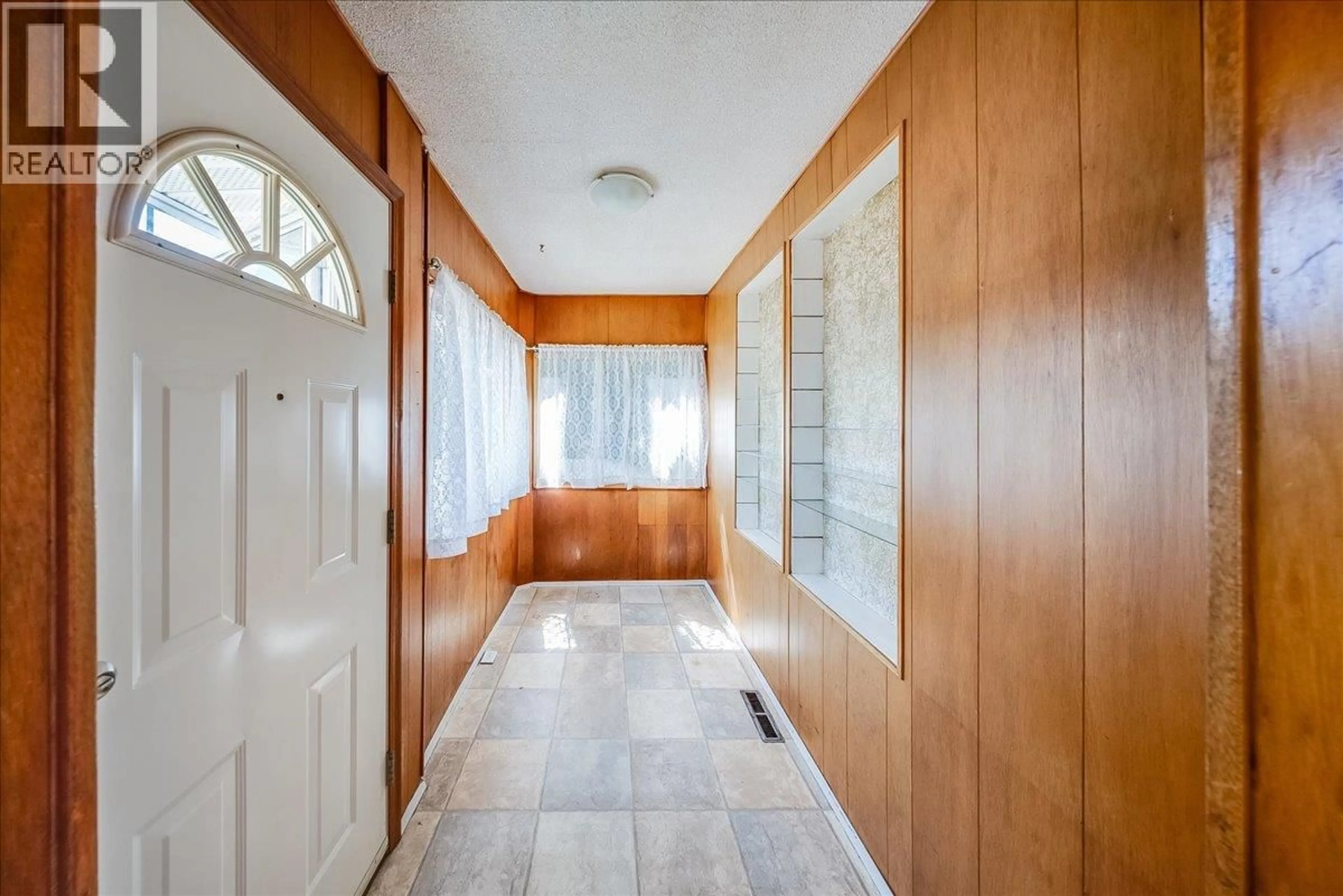Indoor foyer for 1338 THIRD AVENUE, Trail British Columbia V1R1P4