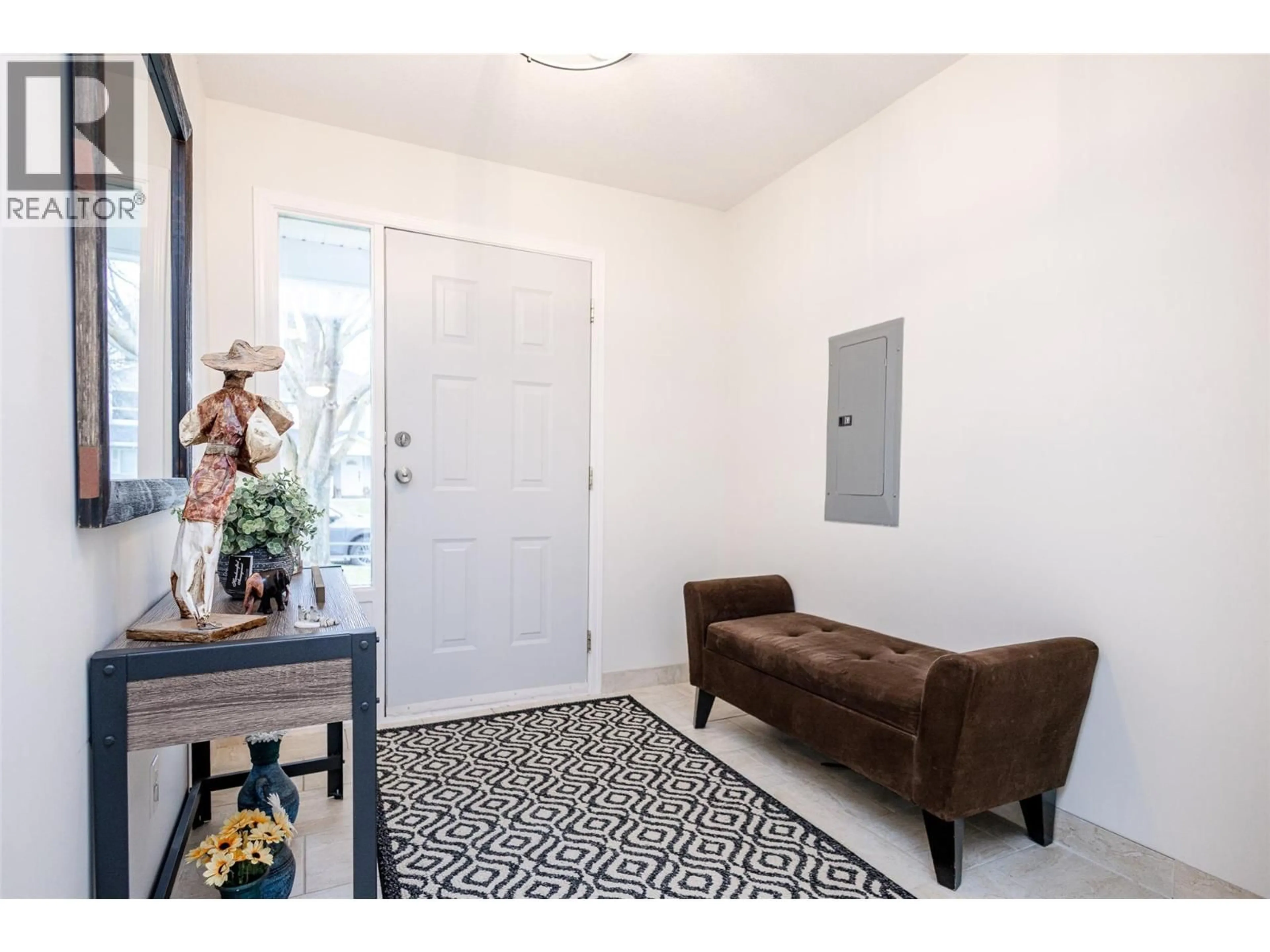 Indoor entryway for 540 KLASSEN ROAD, Kelowna British Columbia V1X7P3