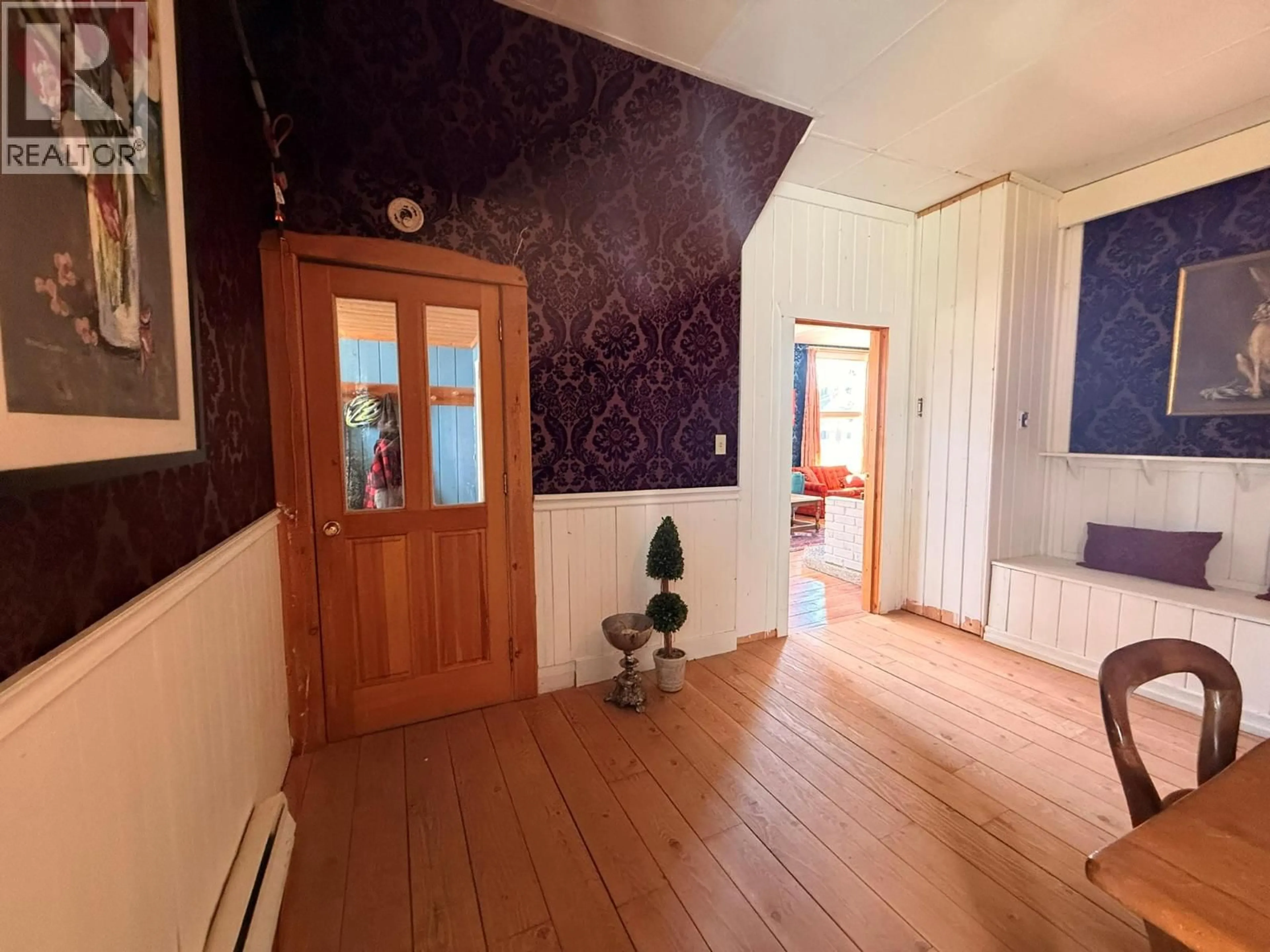 Indoor foyer for 9215 MAIN AVENUE, Wilmer British Columbia V0A1K5