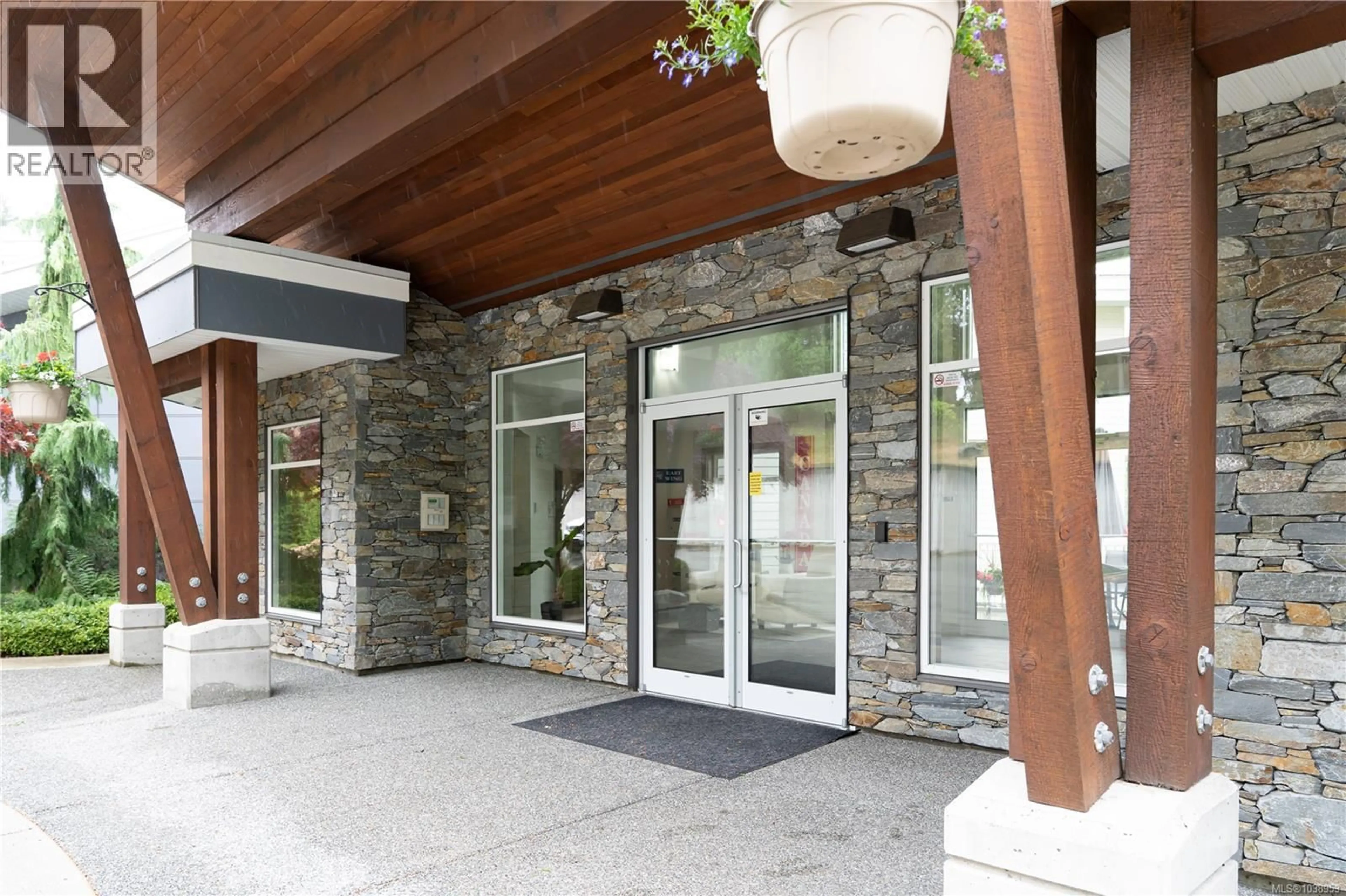 Indoor foyer for 203 - 4960 SONGBIRD PLACE, Nanaimo British Columbia V9T0H7