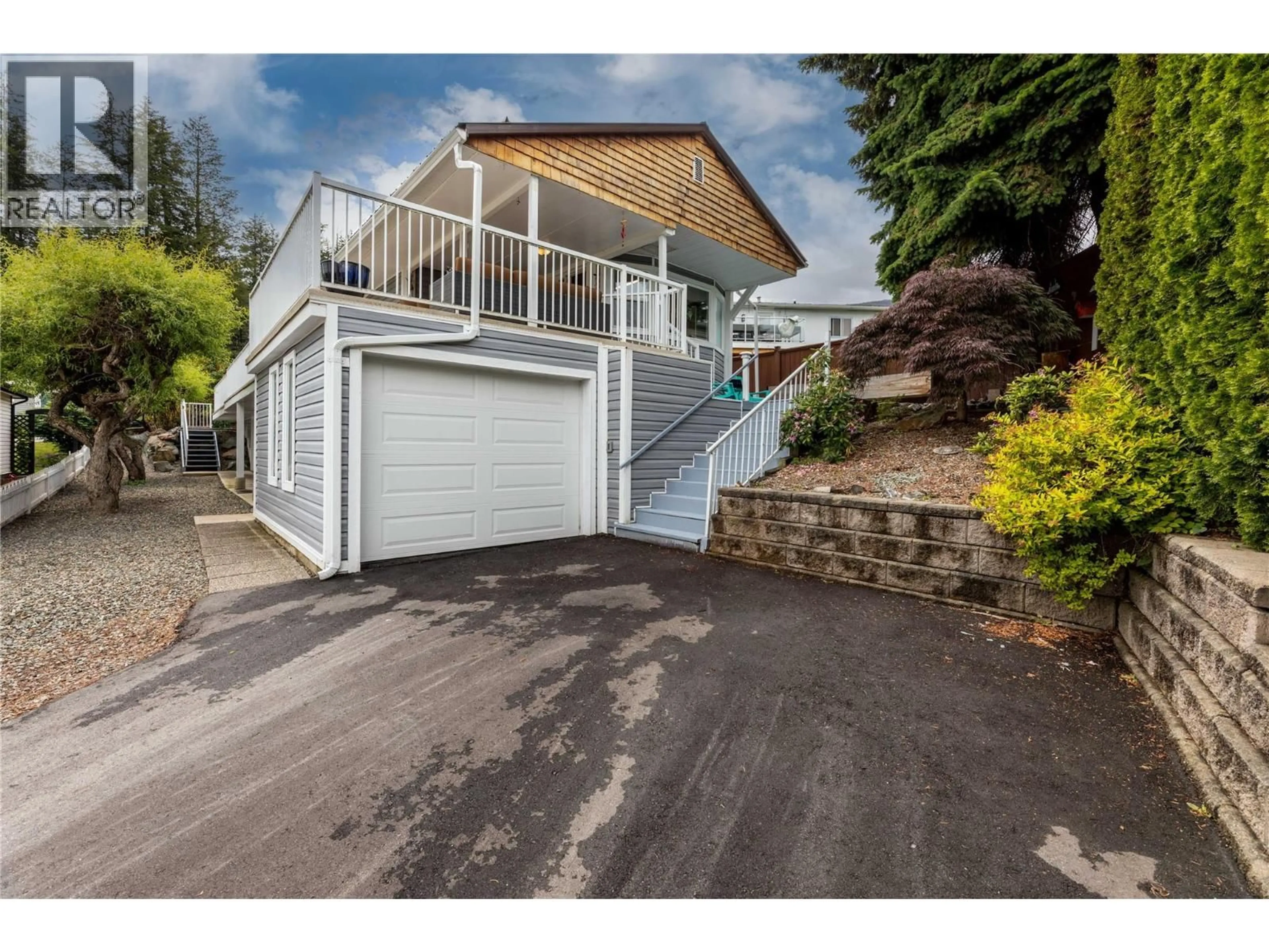 A pic from outside/outdoor area/front of a property/back of a property/a pic from drone, street for 55 - 2932 BUCKLEY ROAD, Sorrento British Columbia V0E2W1