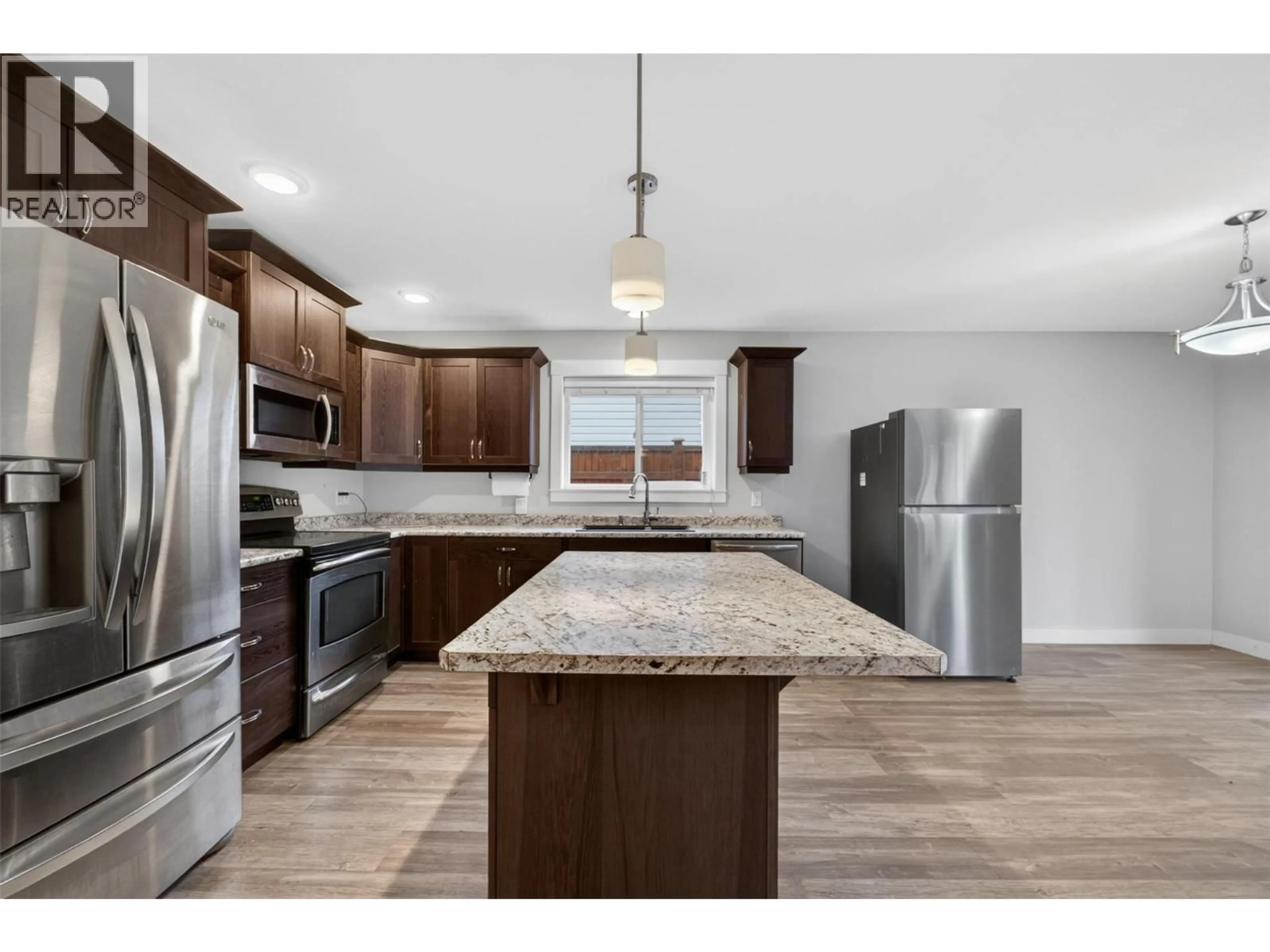Open concept kitchen, unknown for 5480 CANOE BEACH DRIVE NORTHEAST, Salmon Arm British Columbia V1E2M5