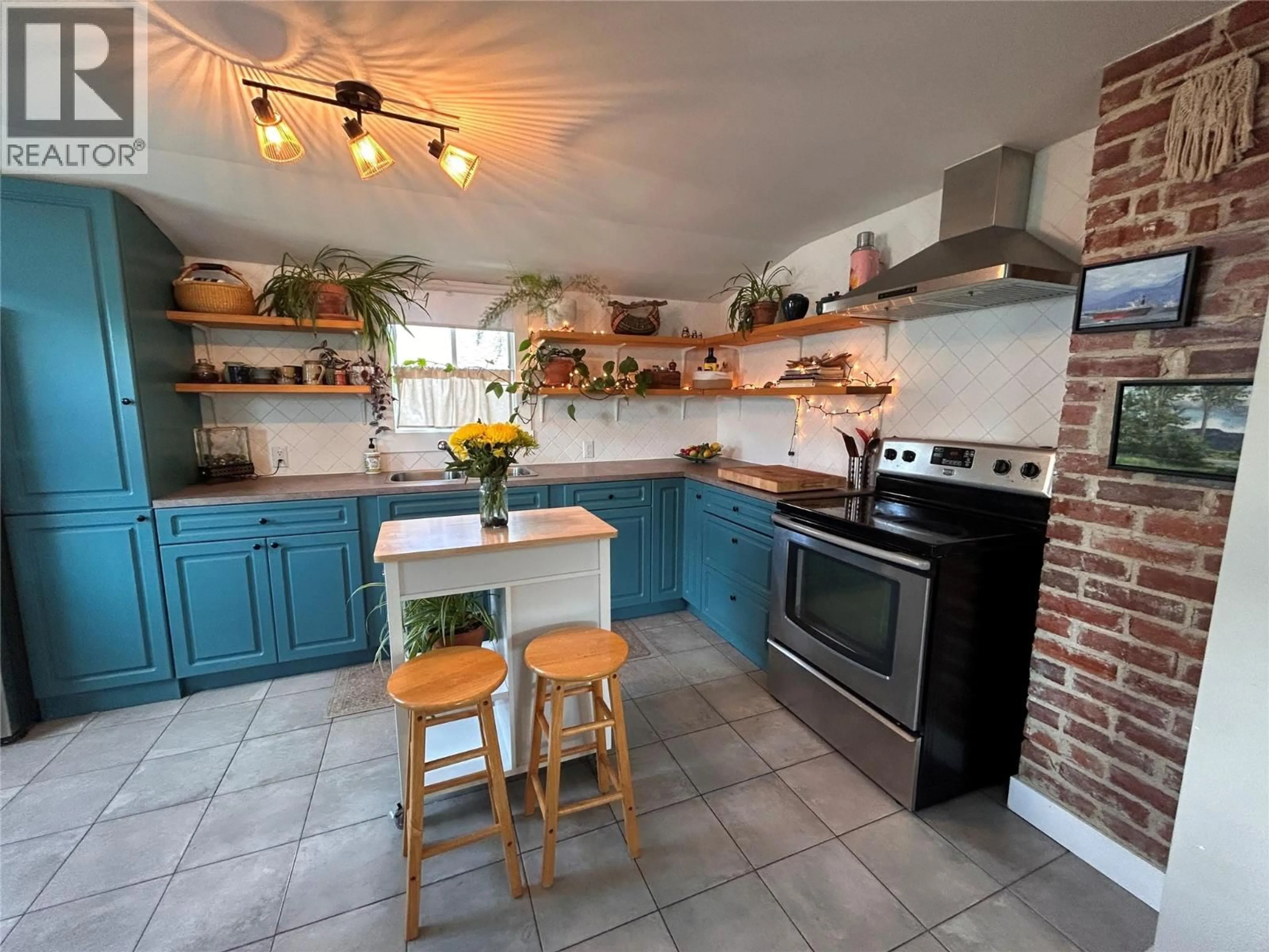 Open concept kitchen, ceramic/tile floor for 1350 MAIN STREET, Trail British Columbia V1R1Y1