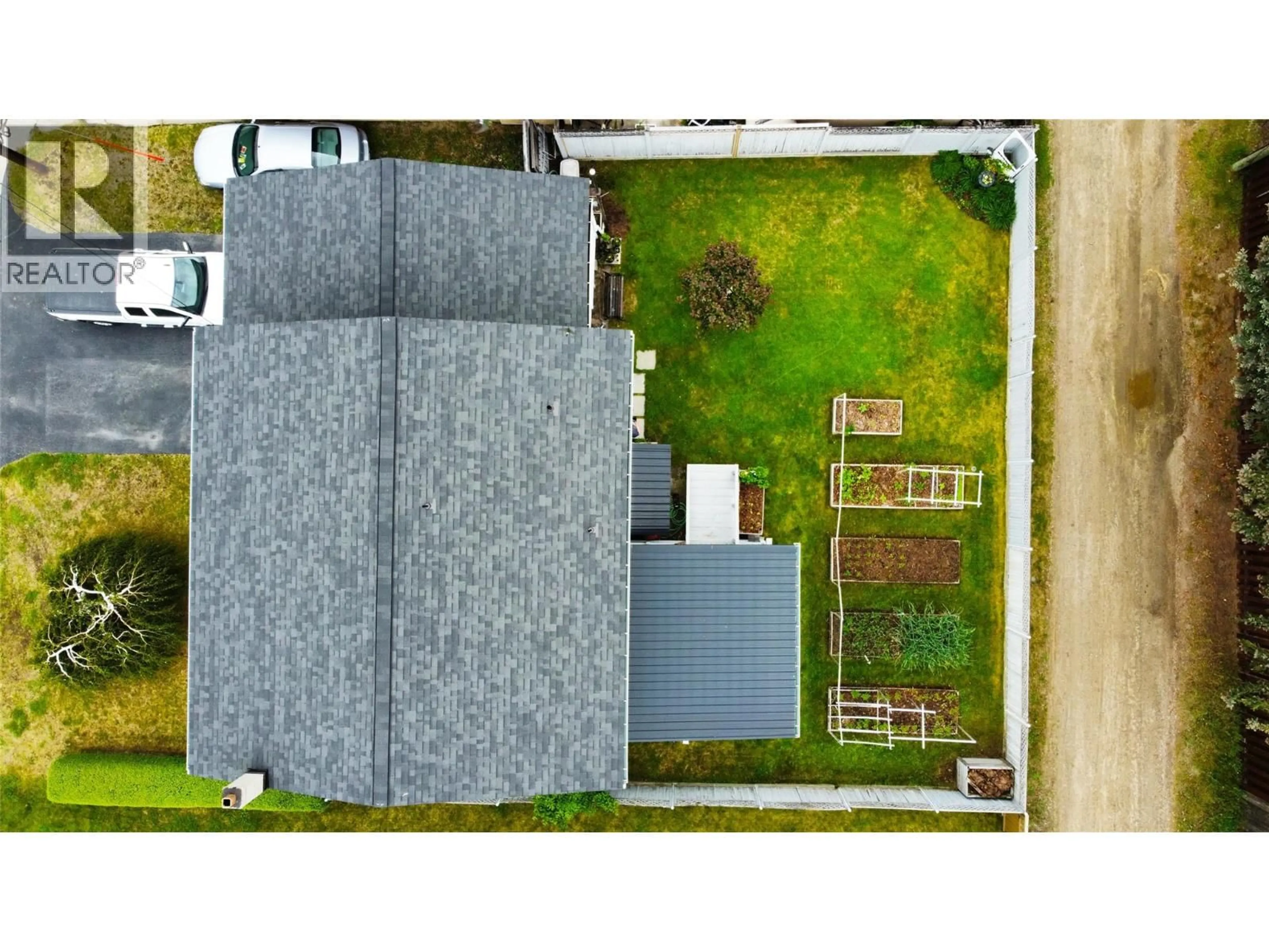 A pic from outside/outdoor area/front of a property/back of a property/a pic from drone, building for 275 10TH AVENUE, Montrose British Columbia V0G1P0