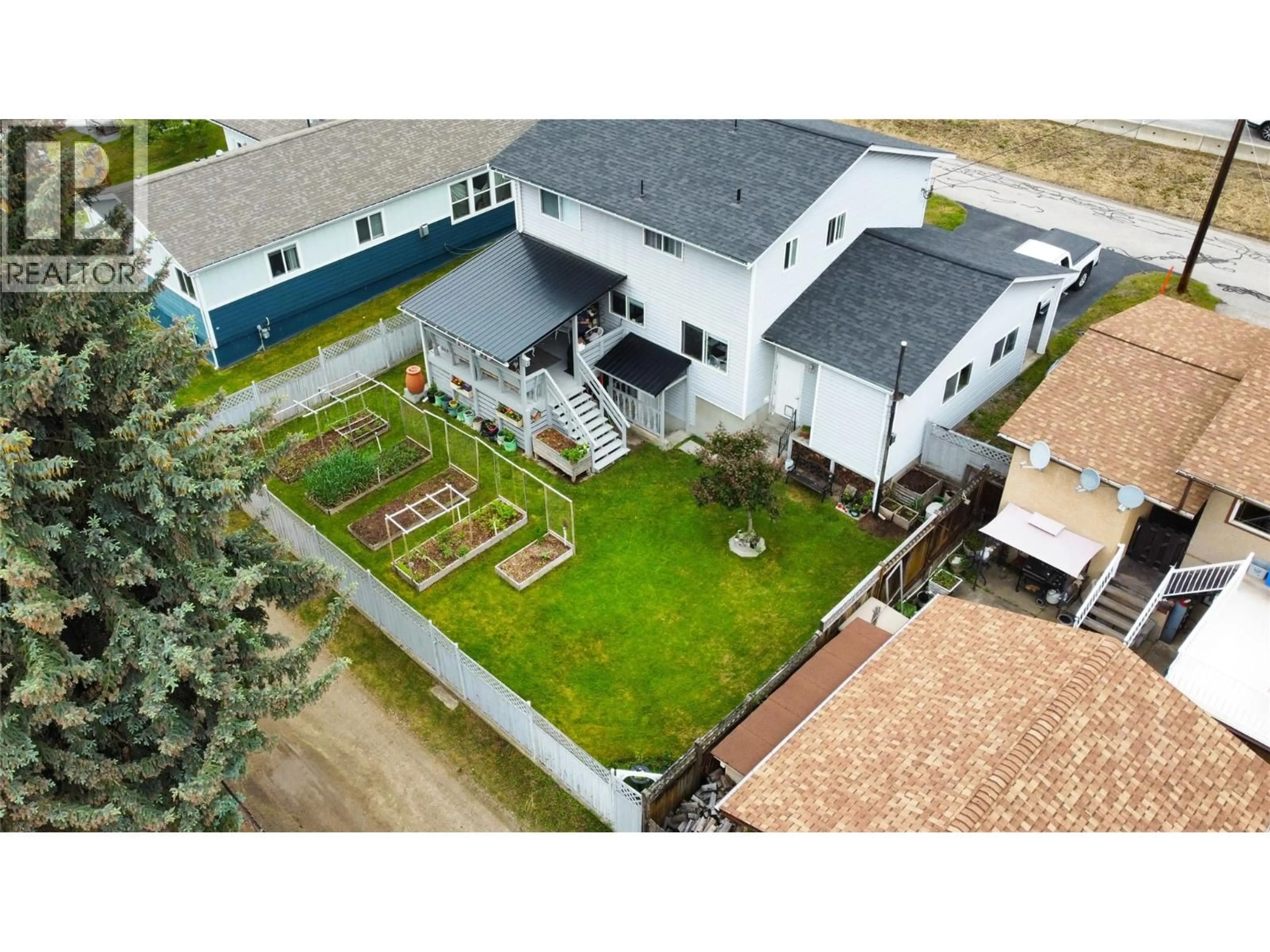 A pic from outside/outdoor area/front of a property/back of a property/a pic from drone, unknown for 275 10TH AVENUE, Montrose British Columbia V0G1P0
