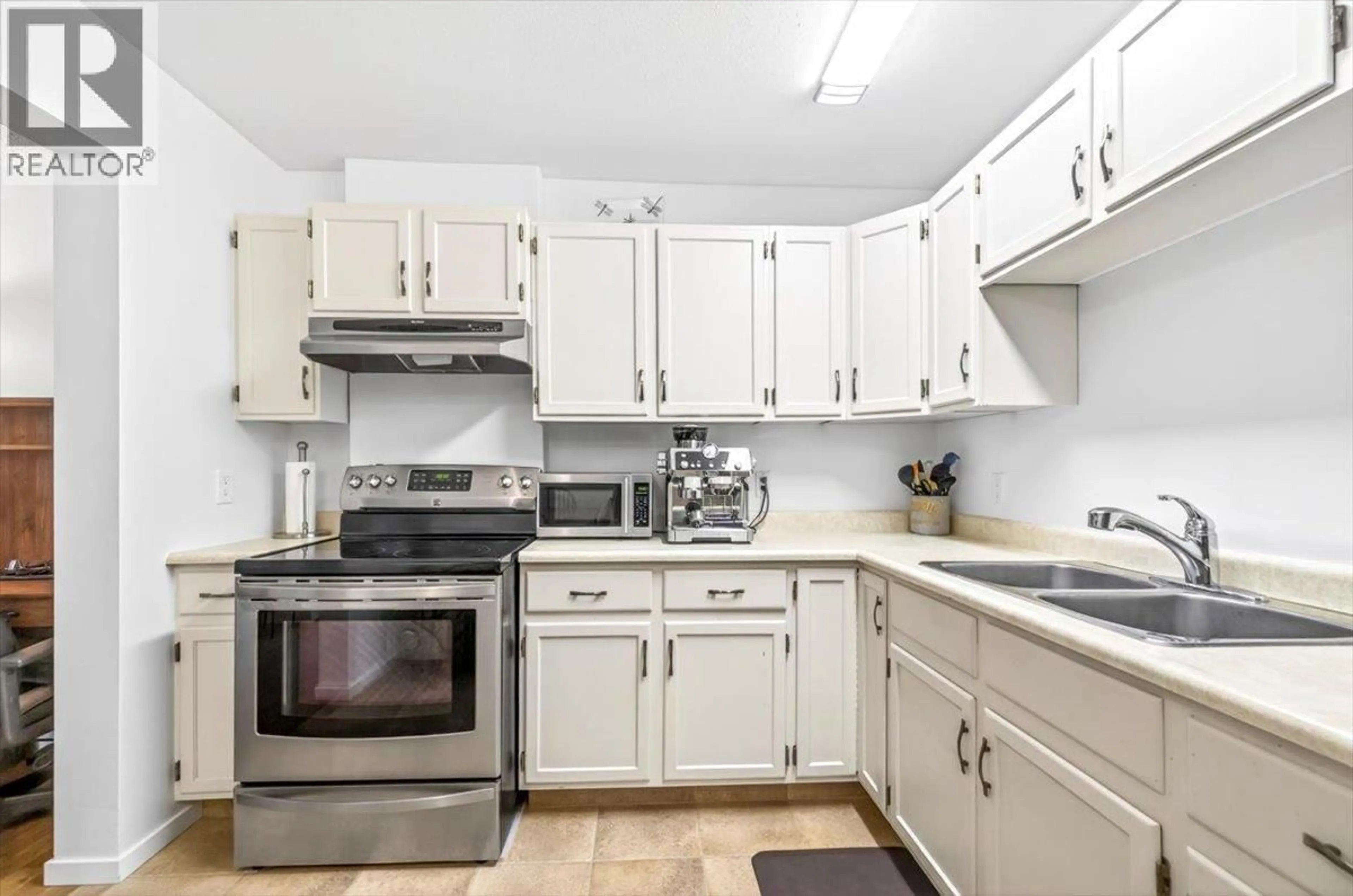 Standard kitchen, unknown for 313 - 1286 PONDEROSA DRIVE, Sparwood British Columbia V0B2G2