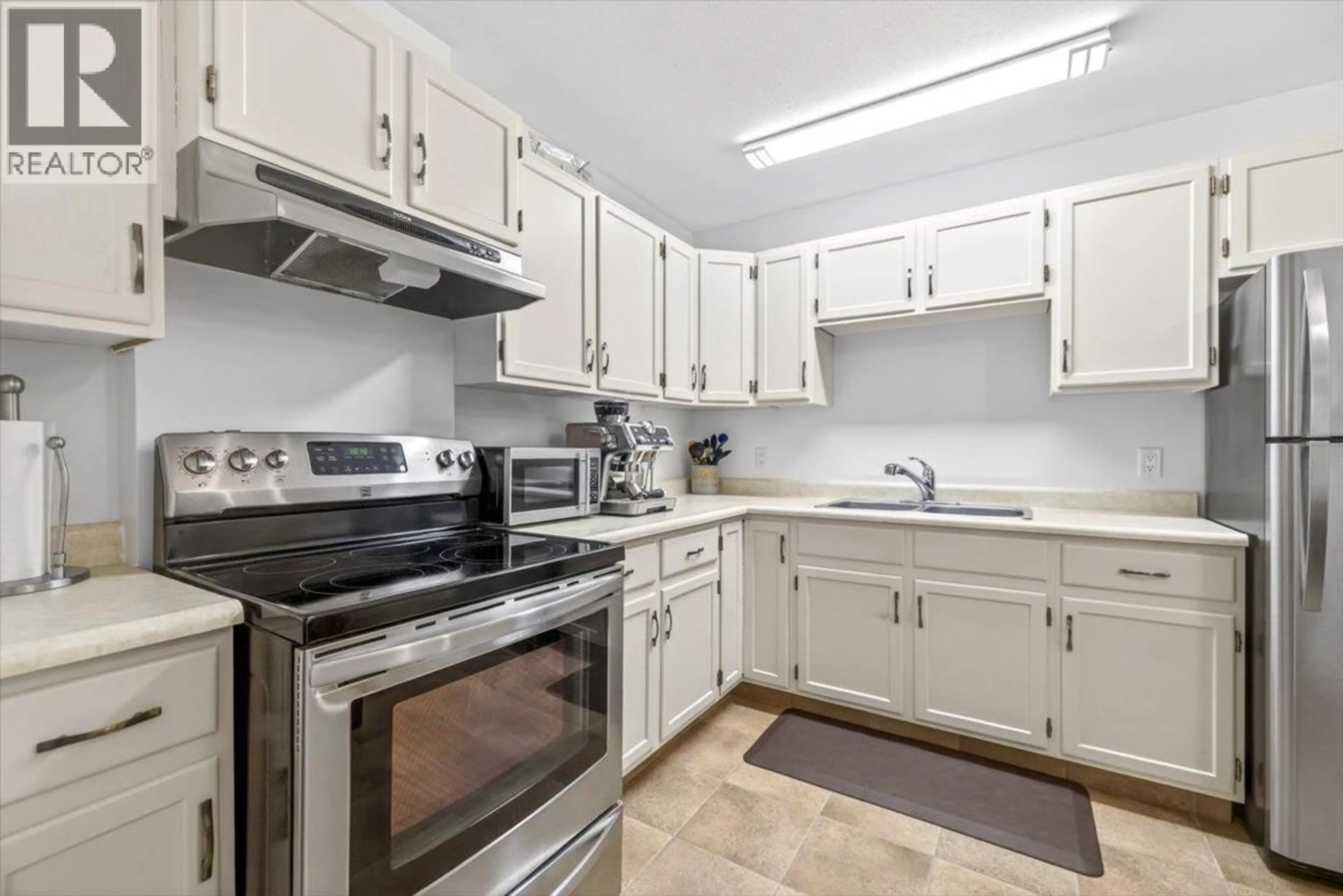 Standard kitchen, unknown for 313 - 1286 PONDEROSA DRIVE, Sparwood British Columbia V0B2G2