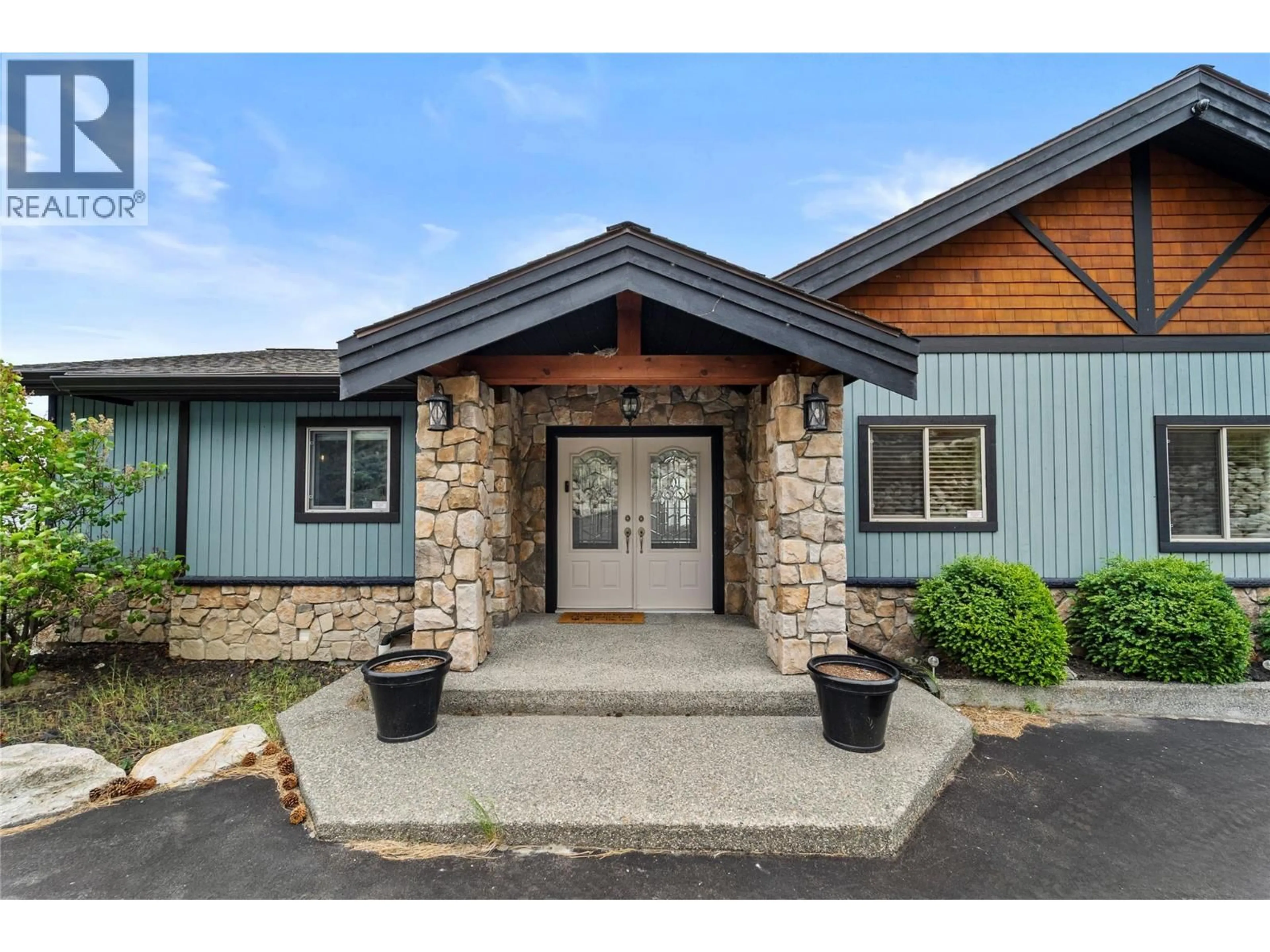 Indoor foyer for 6488 MONCK PARK ROAD, Merritt British Columbia V1K1B8