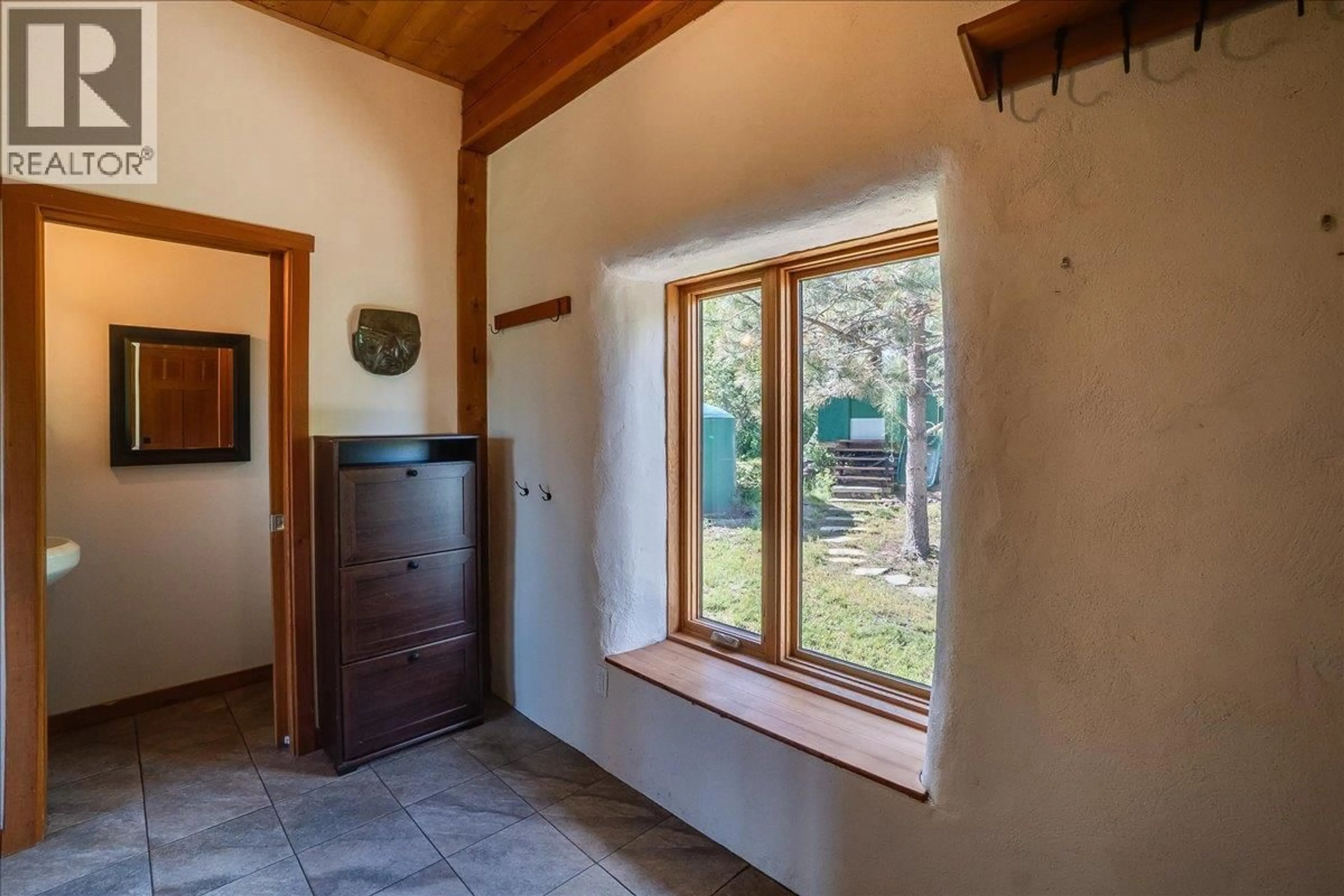Indoor foyer for 150 SUNCREST ROAD, Pass Creek British Columbia V1N4T5
