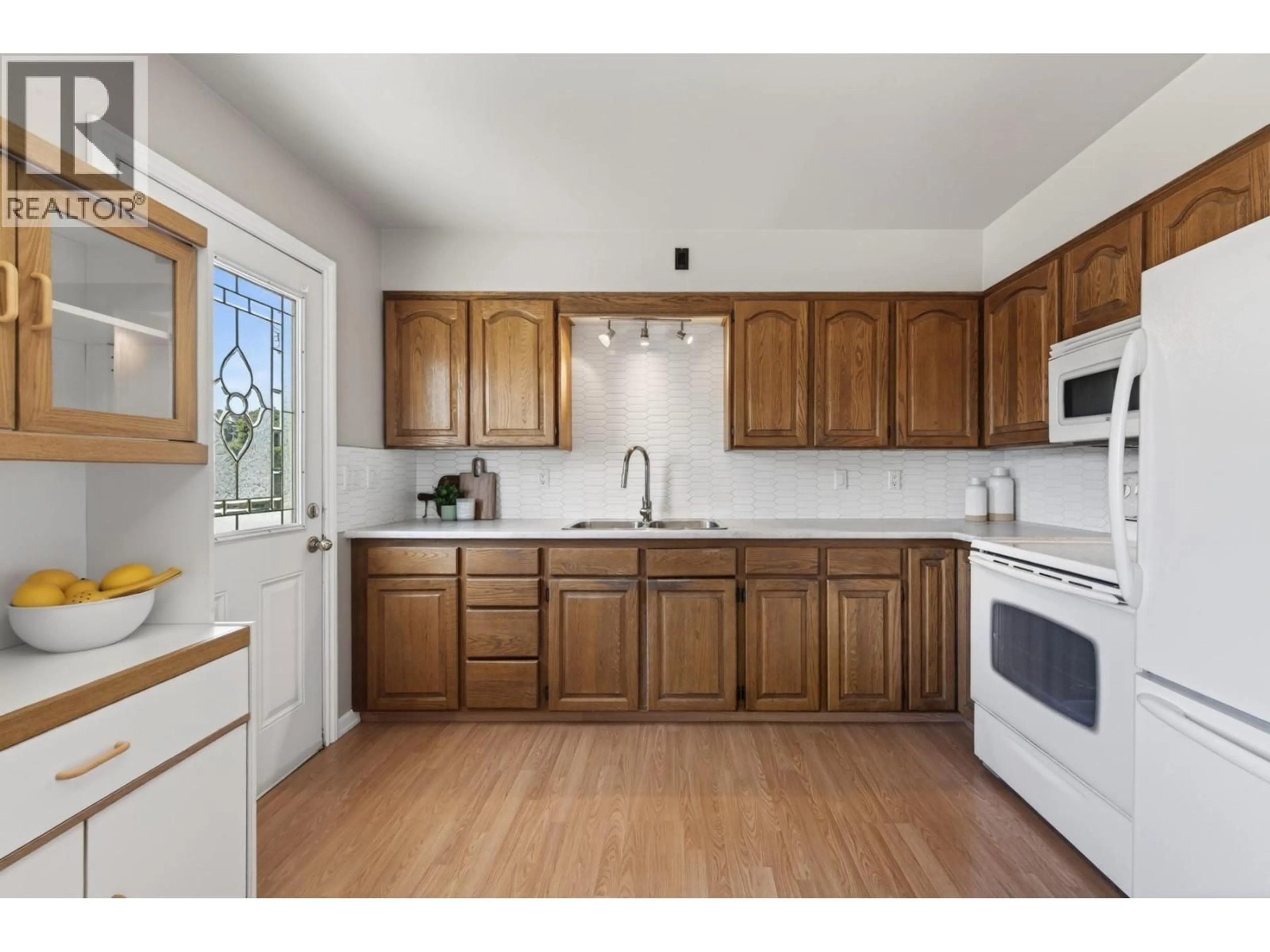 Standard kitchen, unknown for 2551 PARKCREST AVENUE, Kamloops British Columbia V2B4Y4