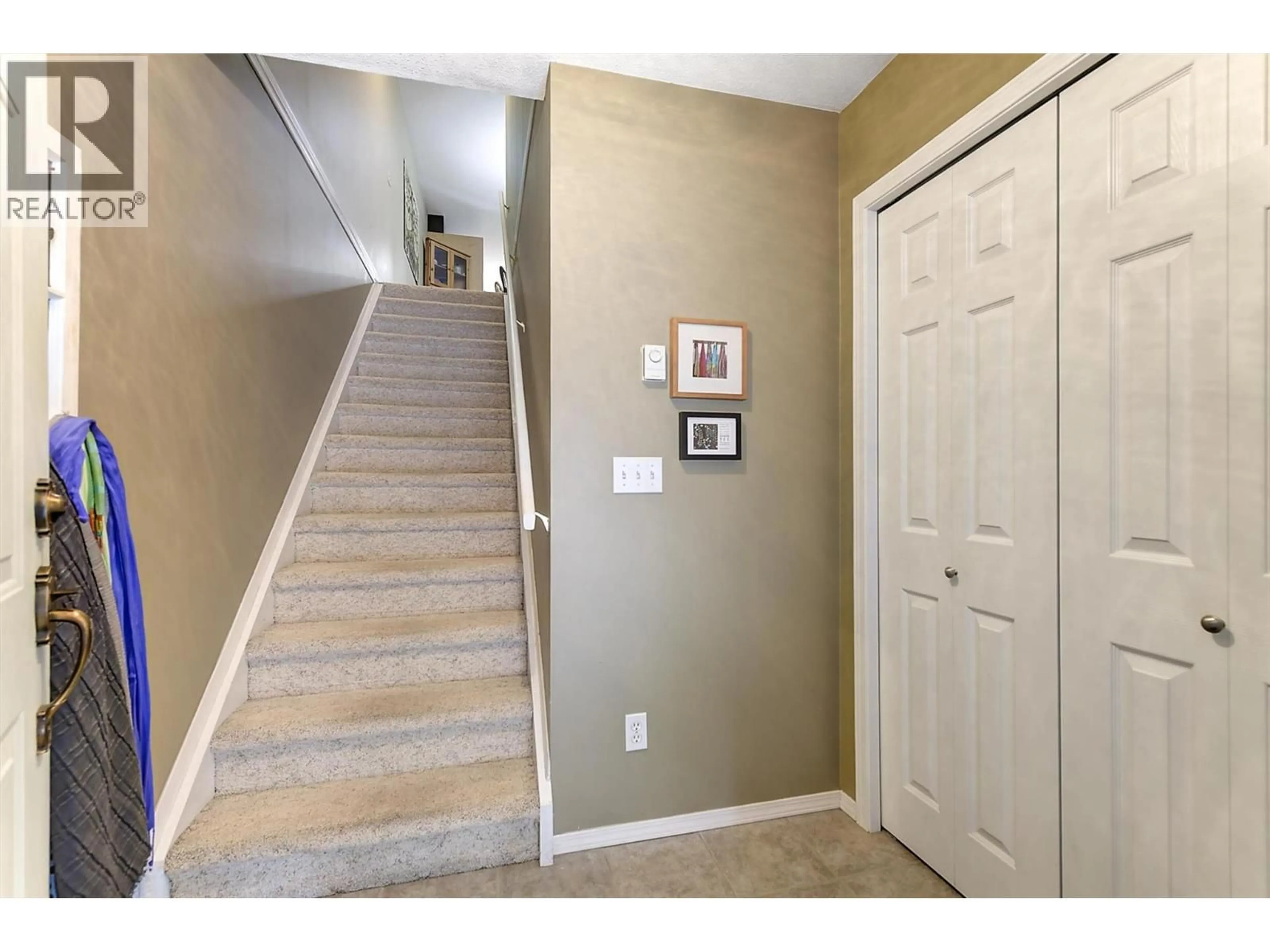 Indoor entryway for 1672 THAYER COURT, Kelowna British Columbia V1Y8M2