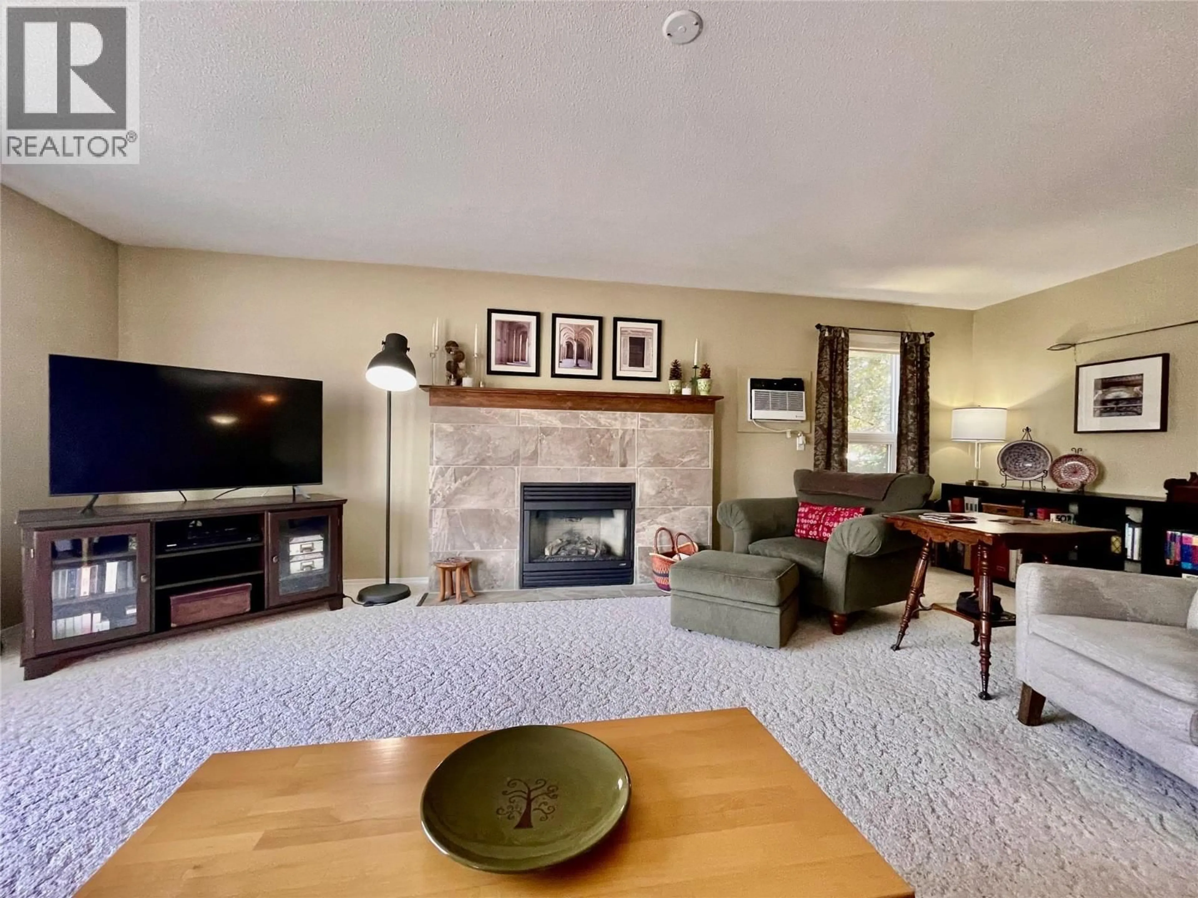 Living room with furniture, unknown for 1672 THAYER COURT, Kelowna British Columbia V1Y8M2