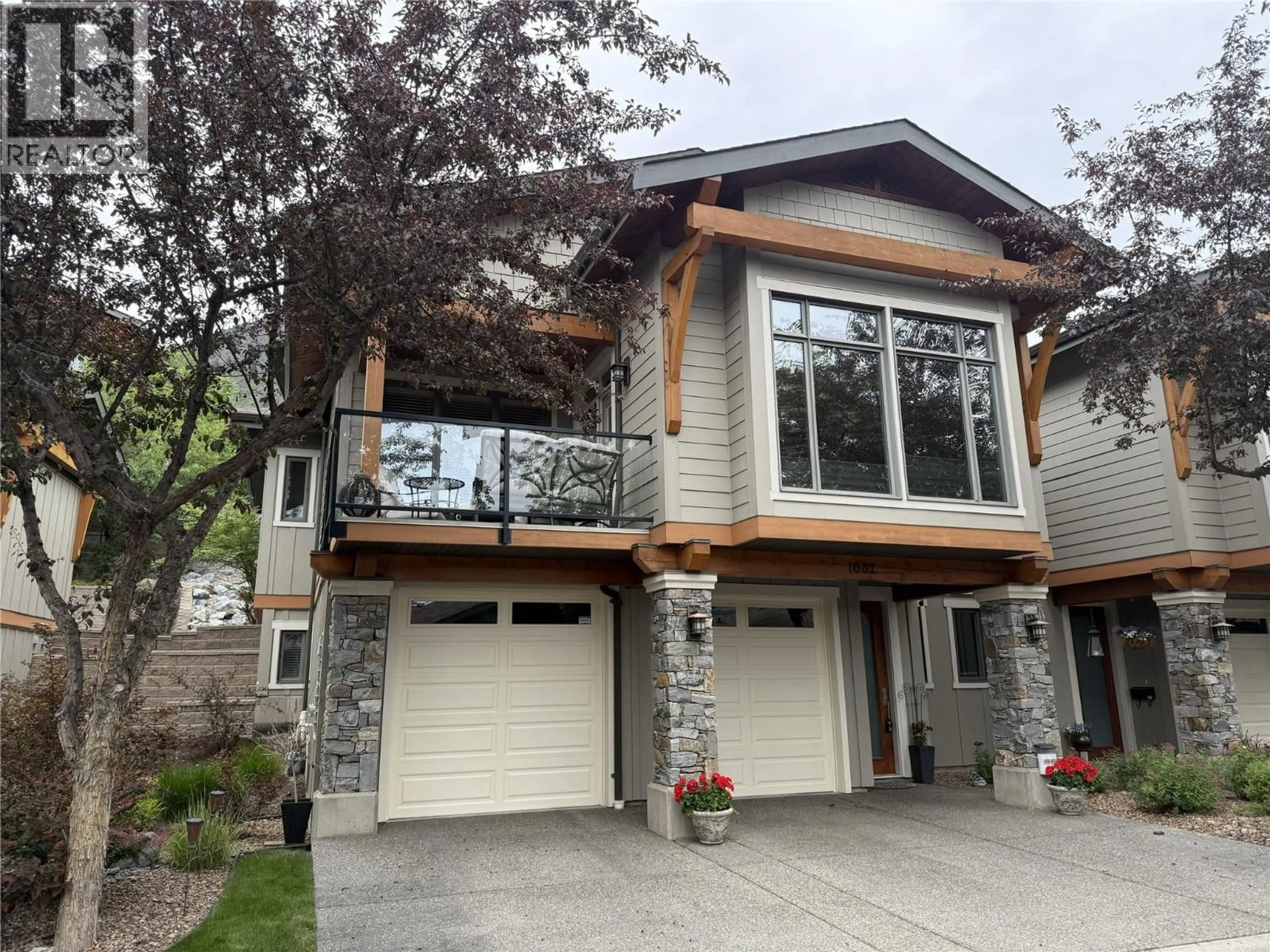 Home with vinyl exterior material, street for 1637 GOLF RIDGE WAY, Kamloops British Columbia V2H0A5