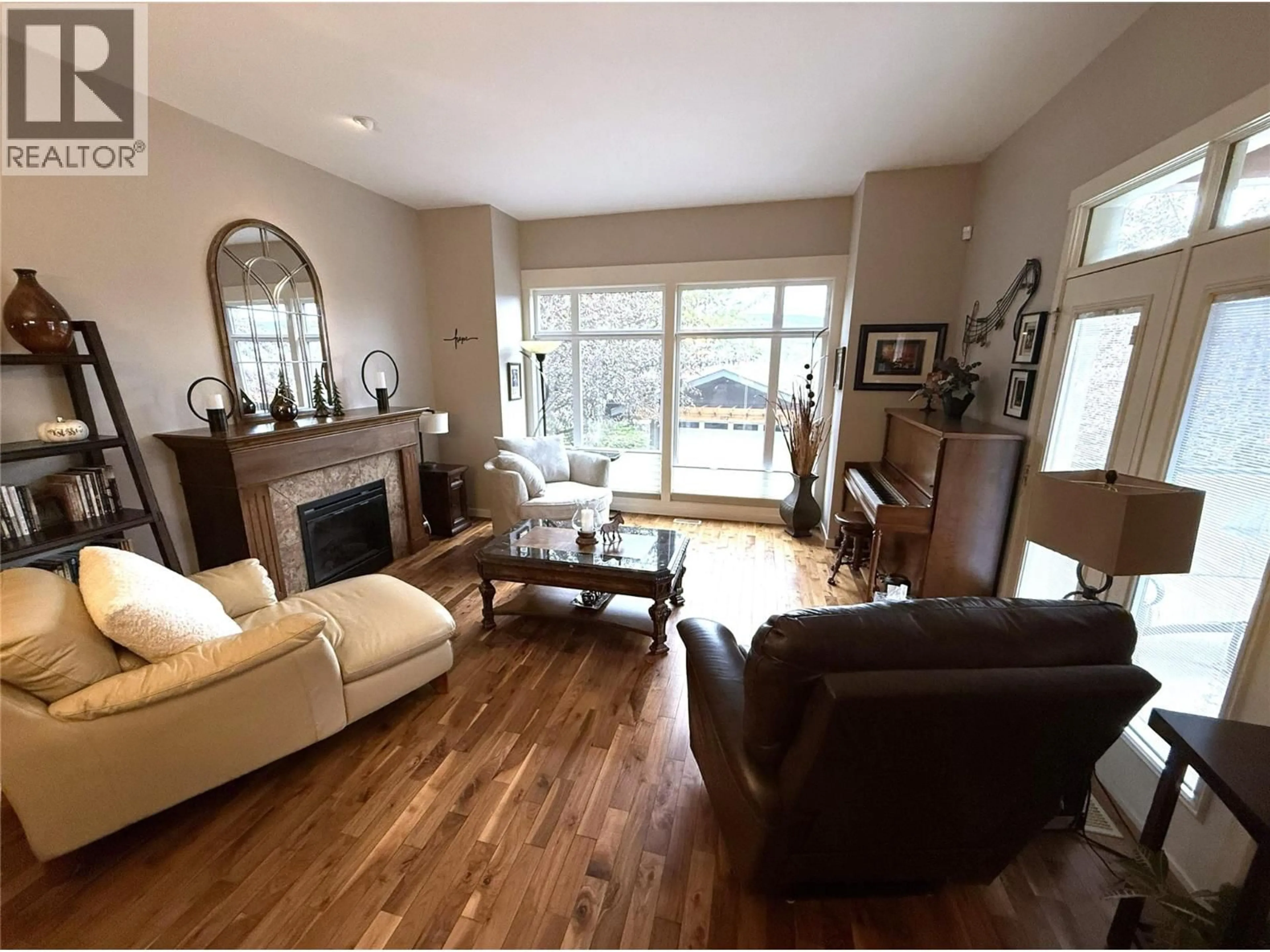 Living room with furniture, wood/laminate floor for 1637 GOLF RIDGE WAY, Kamloops British Columbia V2H0A5