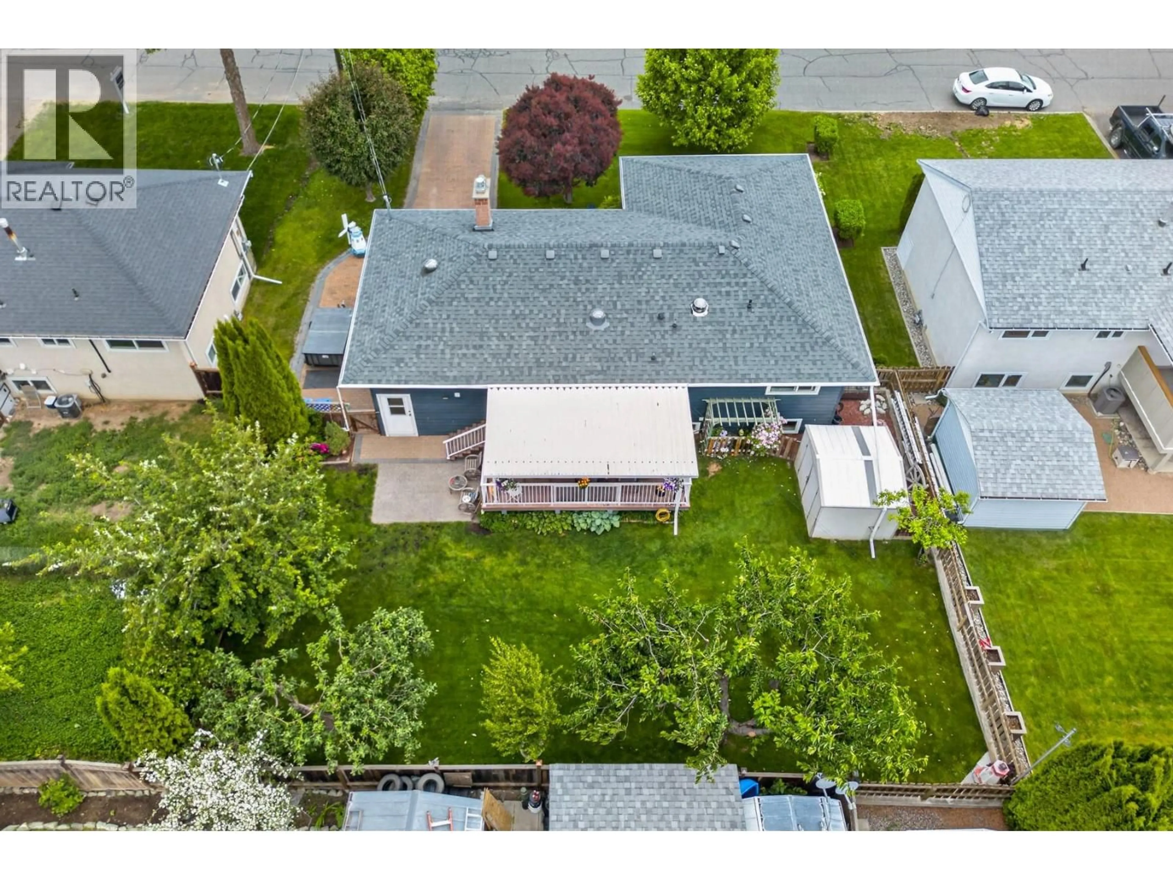 A pic from outside/outdoor area/front of a property/back of a property/a pic from drone, street for 625 BRANDON AVENUE, Kamloops British Columbia V2B1N5