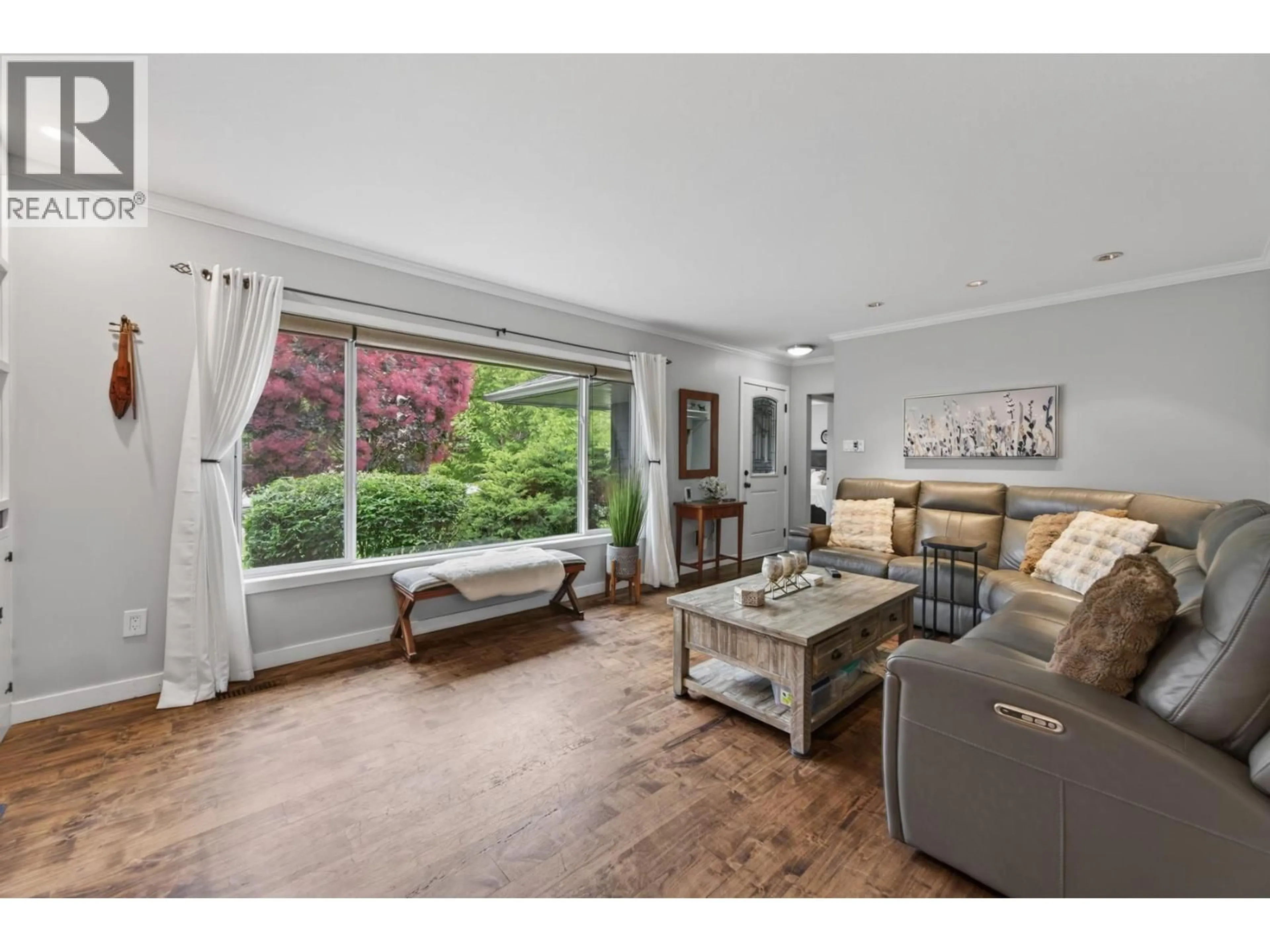 Living room with furniture, wood/laminate floor for 625 BRANDON AVENUE, Kamloops British Columbia V2B1N5
