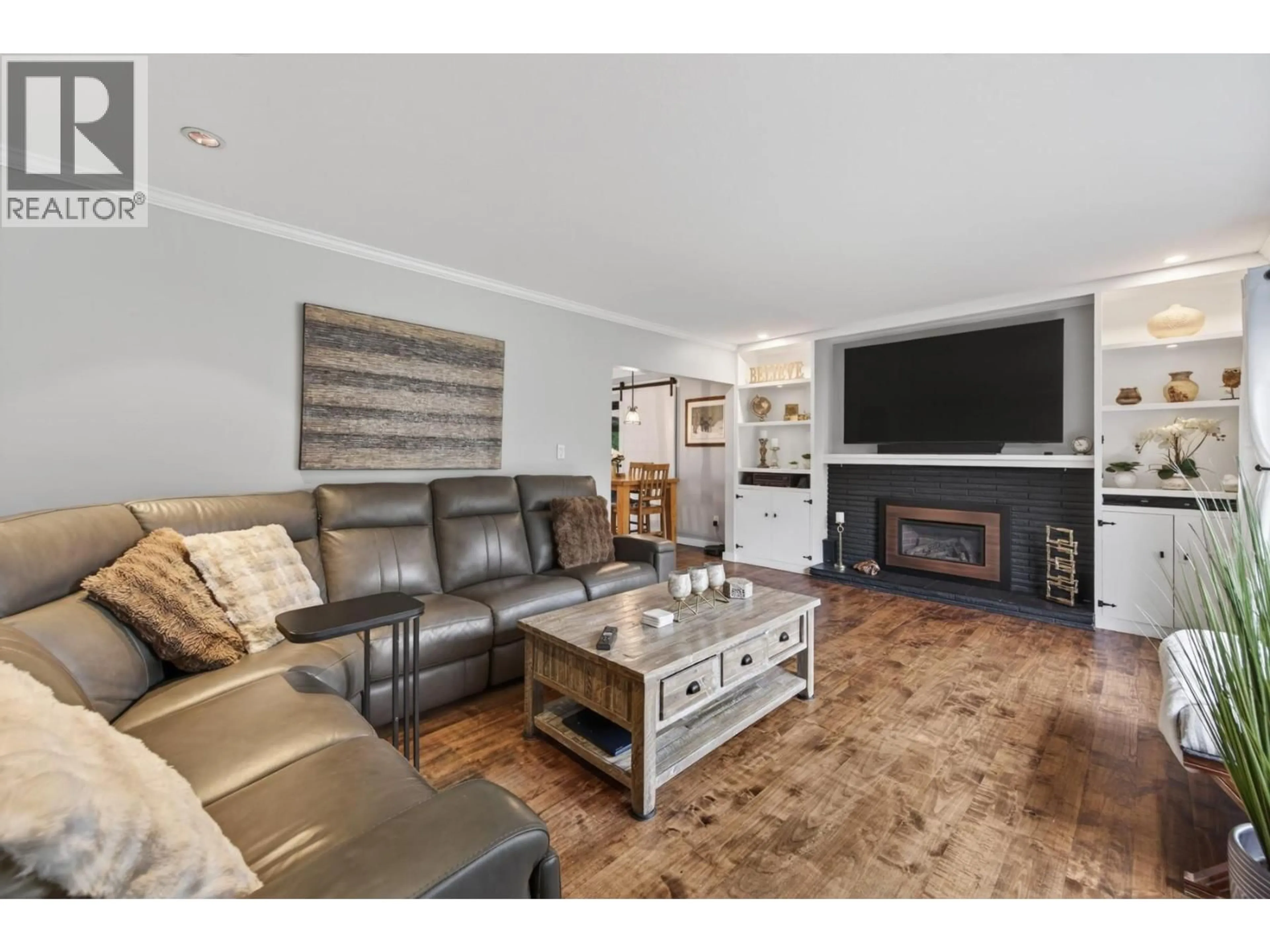 Living room with furniture, wood/laminate floor for 625 BRANDON AVENUE, Kamloops British Columbia V2B1N5
