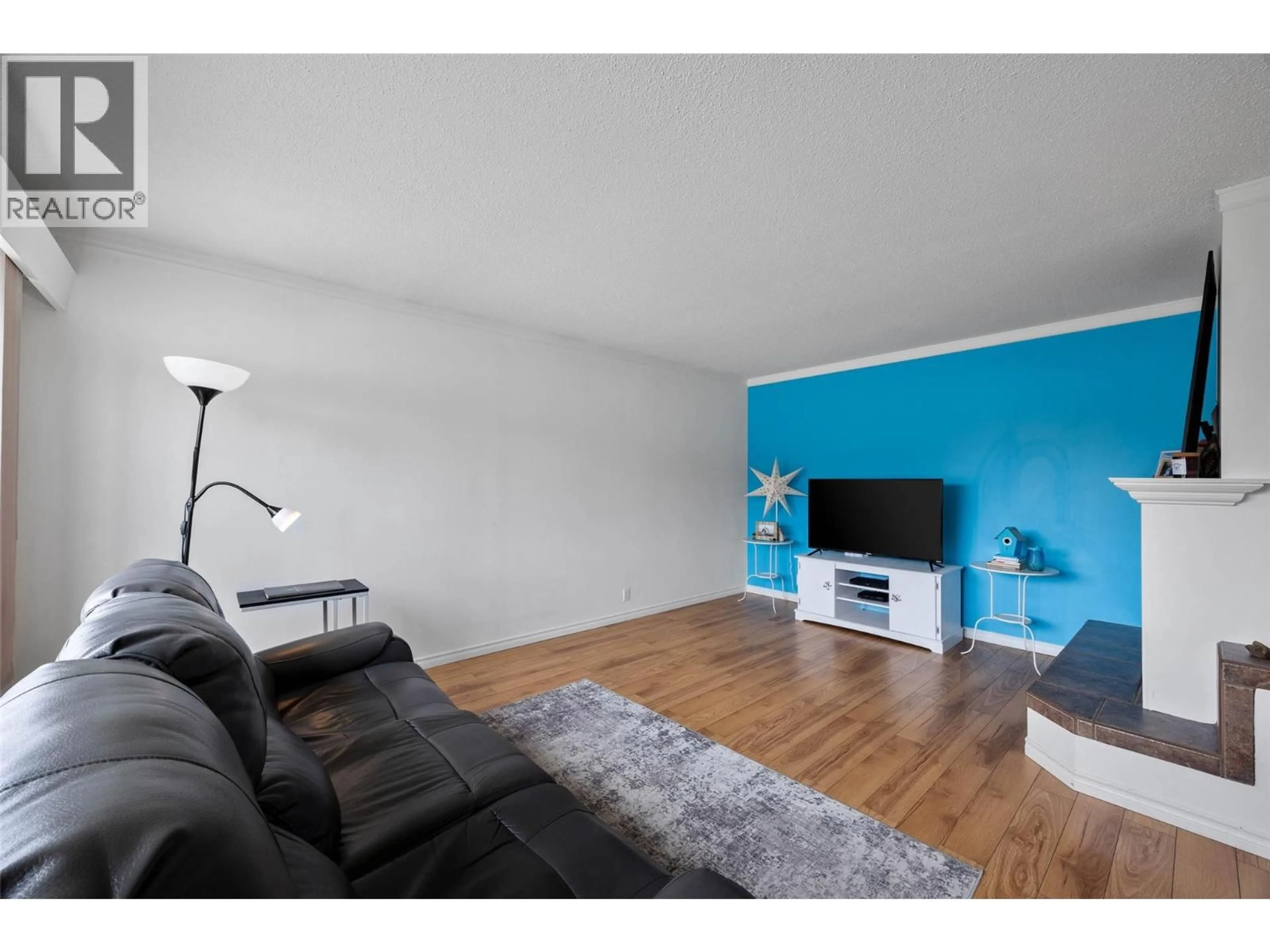 Living room with furniture, wood/laminate floor for 855 LETHBRIDGE AVENUE, Kamloops British Columbia V2B1X7