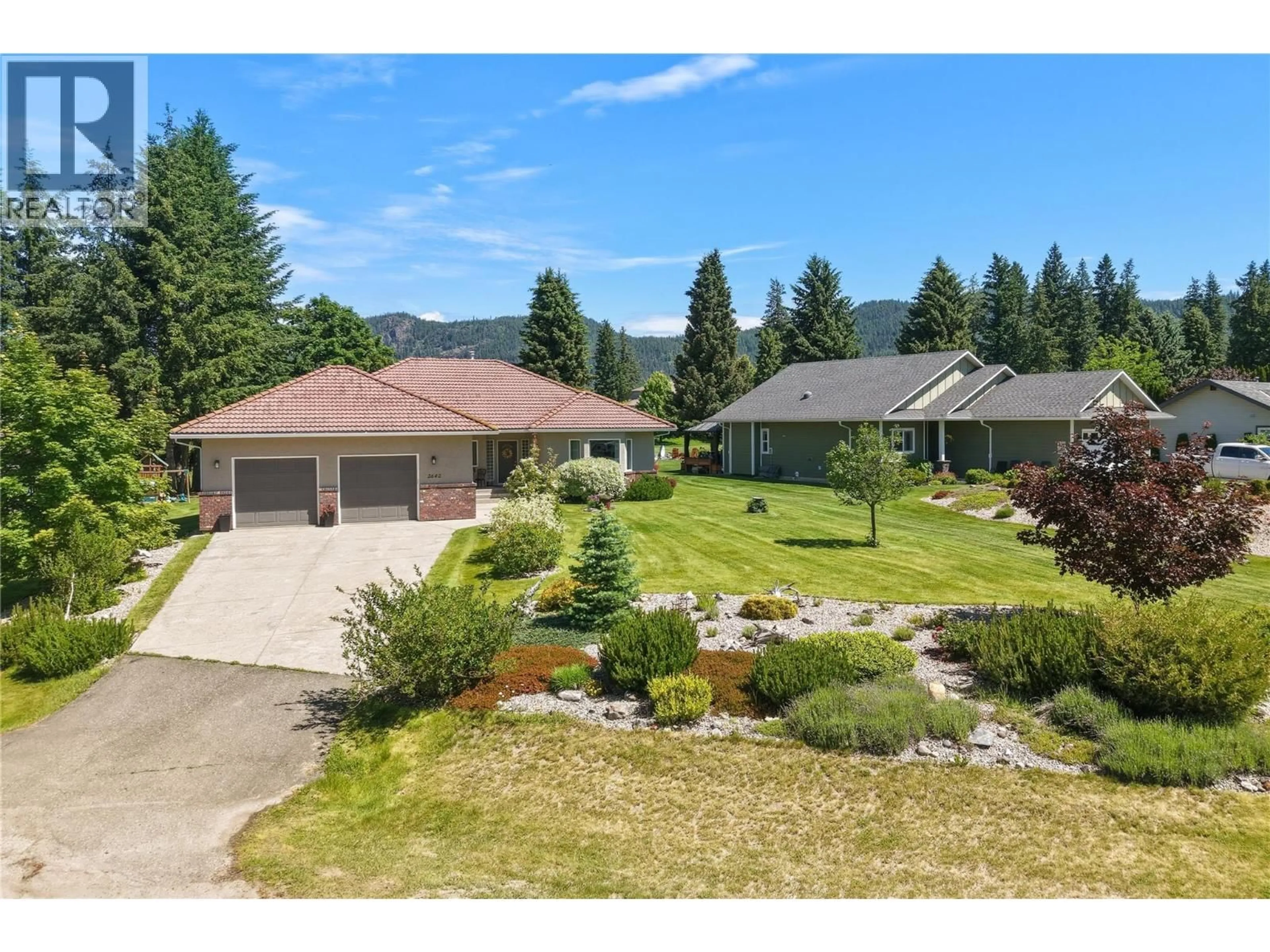 A pic from outside/outdoor area/front of a property/back of a property/a pic from drone, mountain view for 2642 GOLF VIEW PLACE, Blind Bay British Columbia V0E1H2