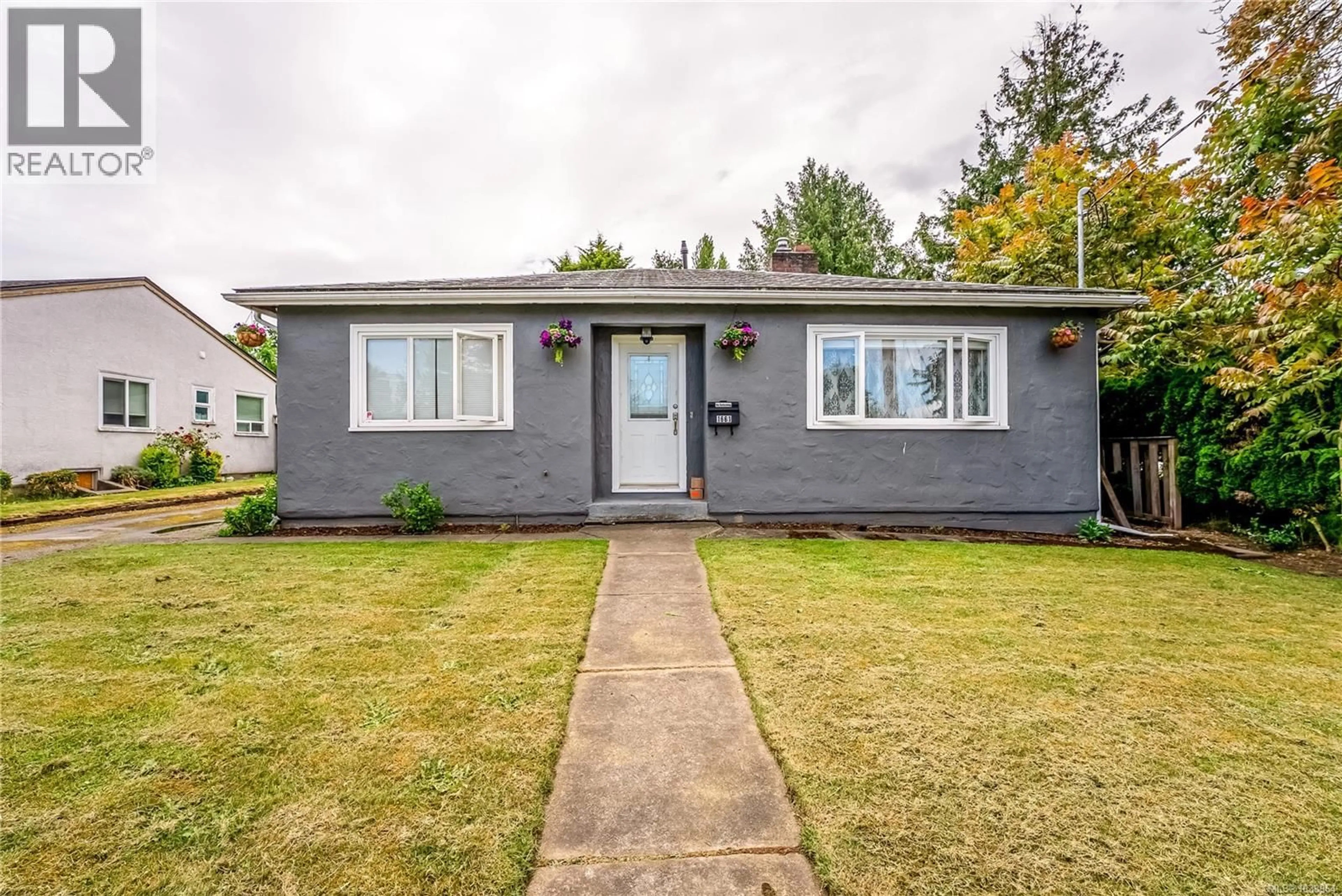 Home with vinyl exterior material, street for 1661 FREEMAN AVENUE, Saanich British Columbia V8P1P5