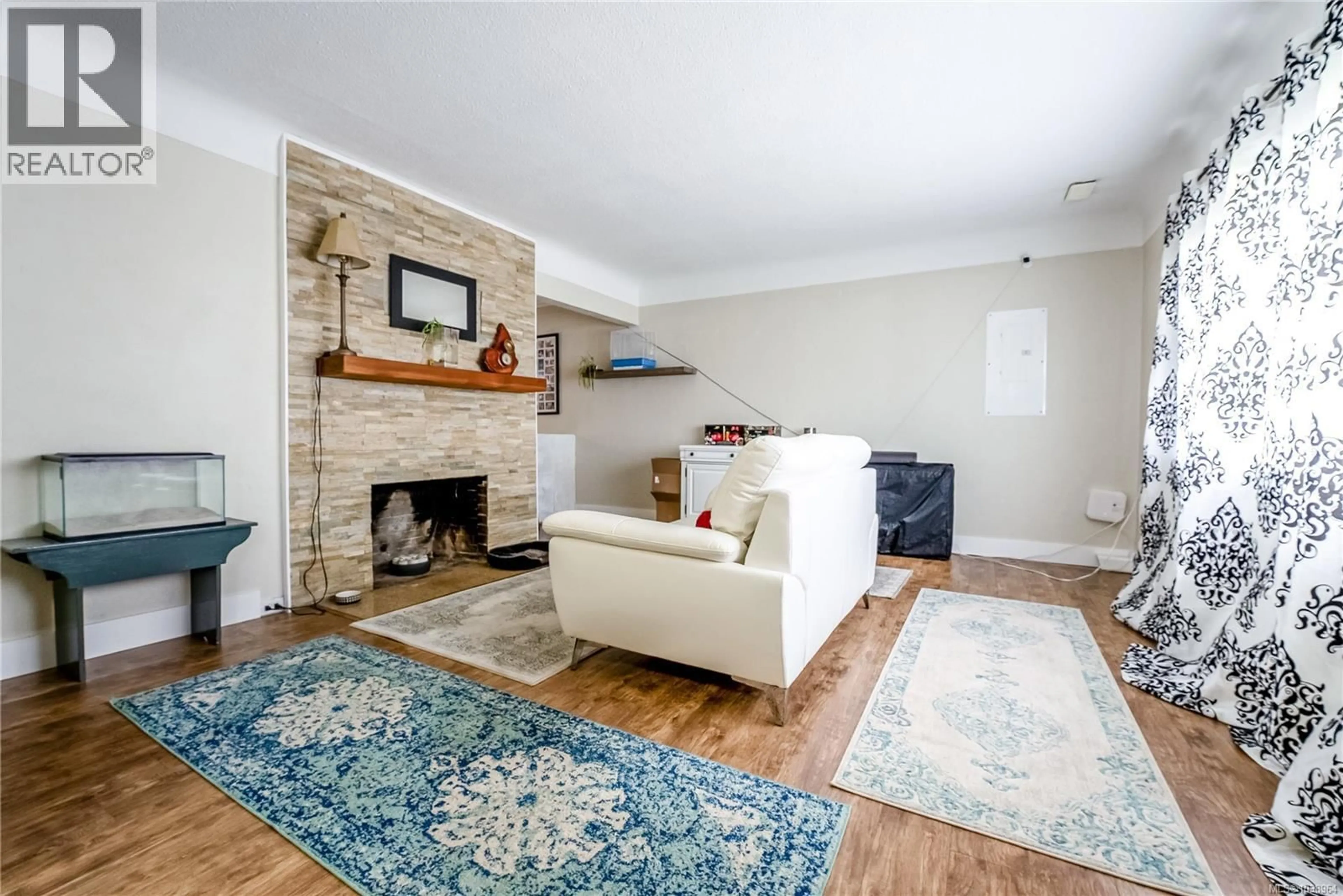 Living room with furniture, unknown for 1661 FREEMAN AVENUE, Saanich British Columbia V8P1P5