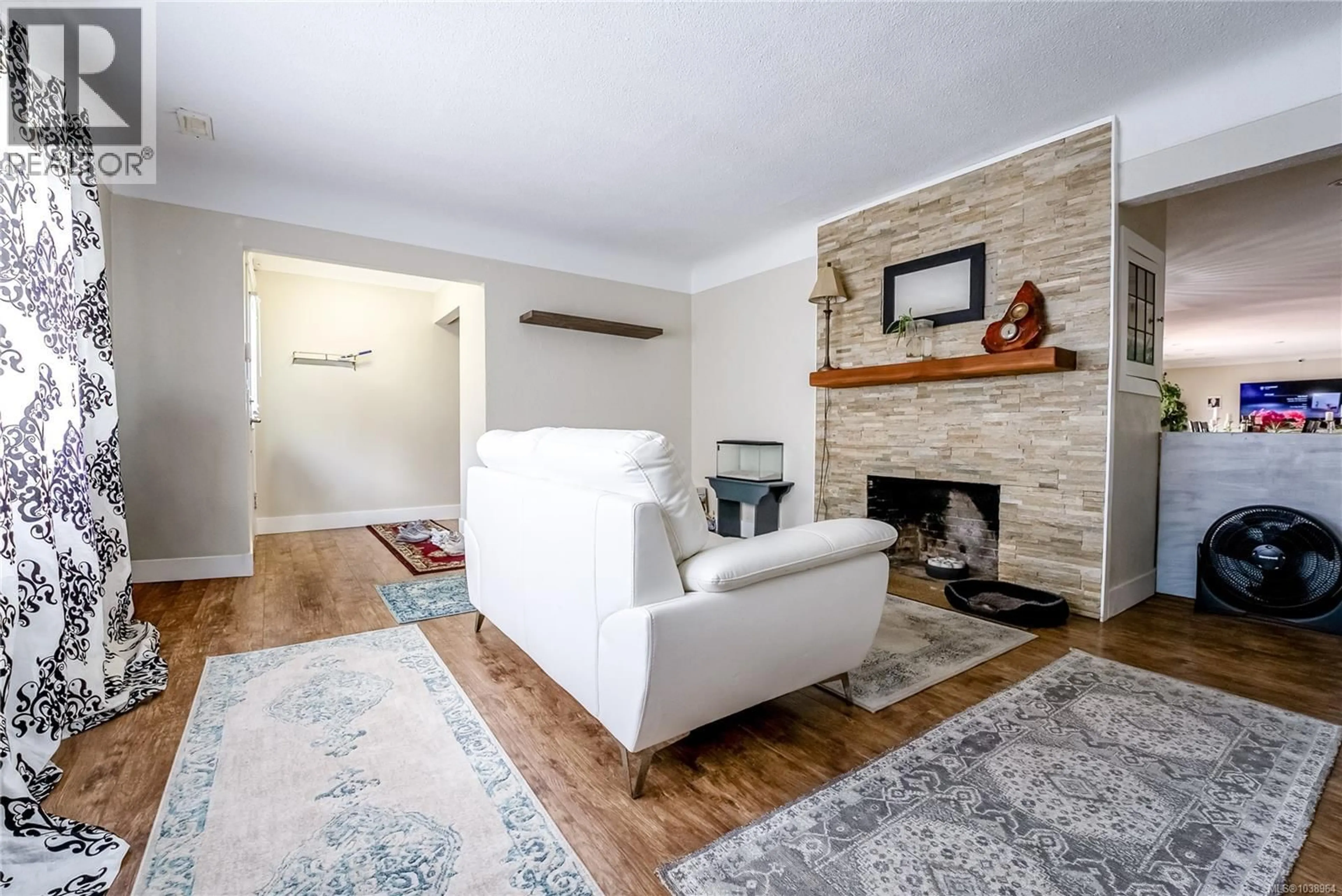 Living room with furniture, unknown for 1661 FREEMAN AVENUE, Saanich British Columbia V8P1P5