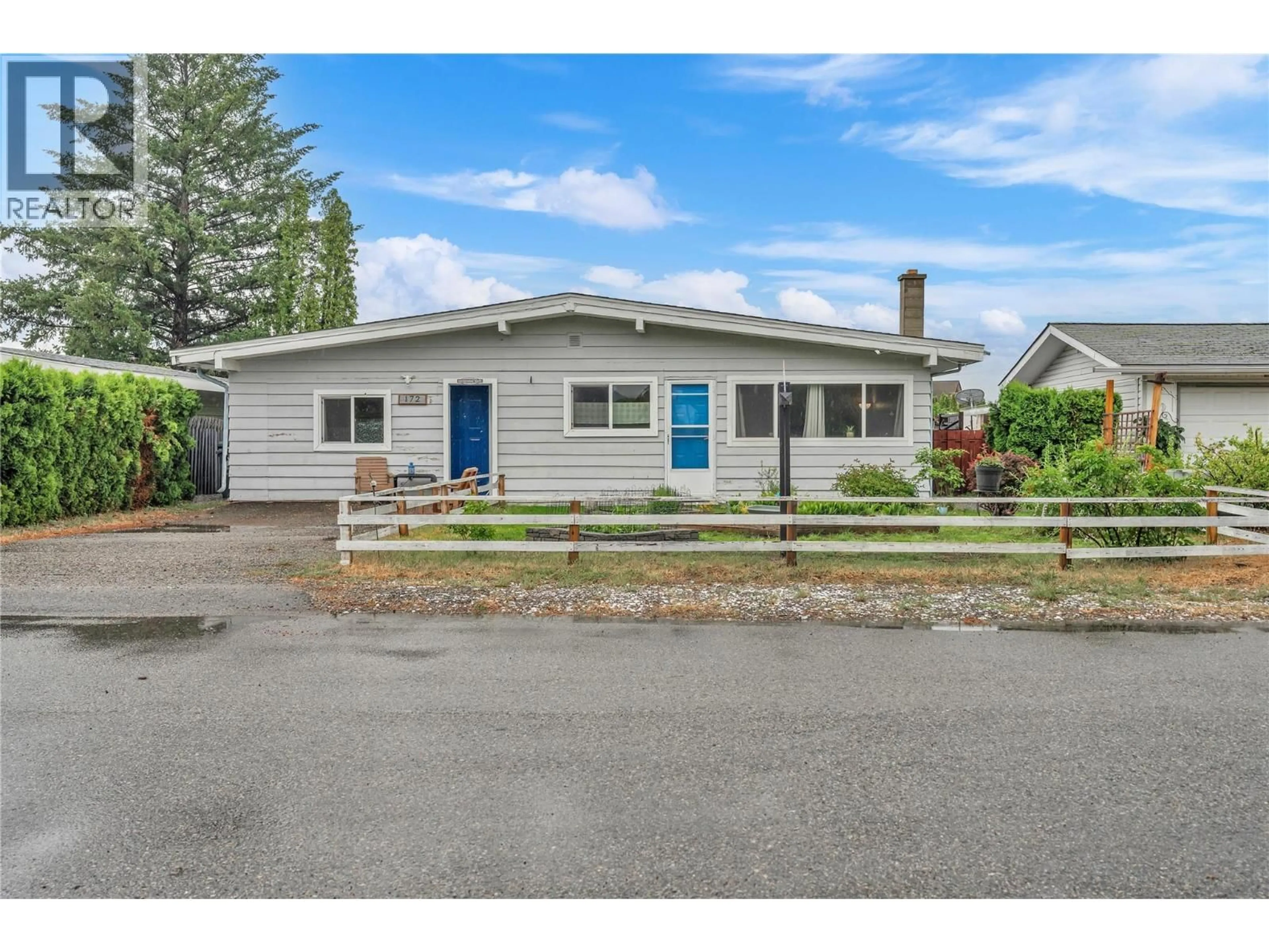 Home with vinyl exterior material, street for 172 MCGOWAN ROAD, Oliver British Columbia V0H1T2