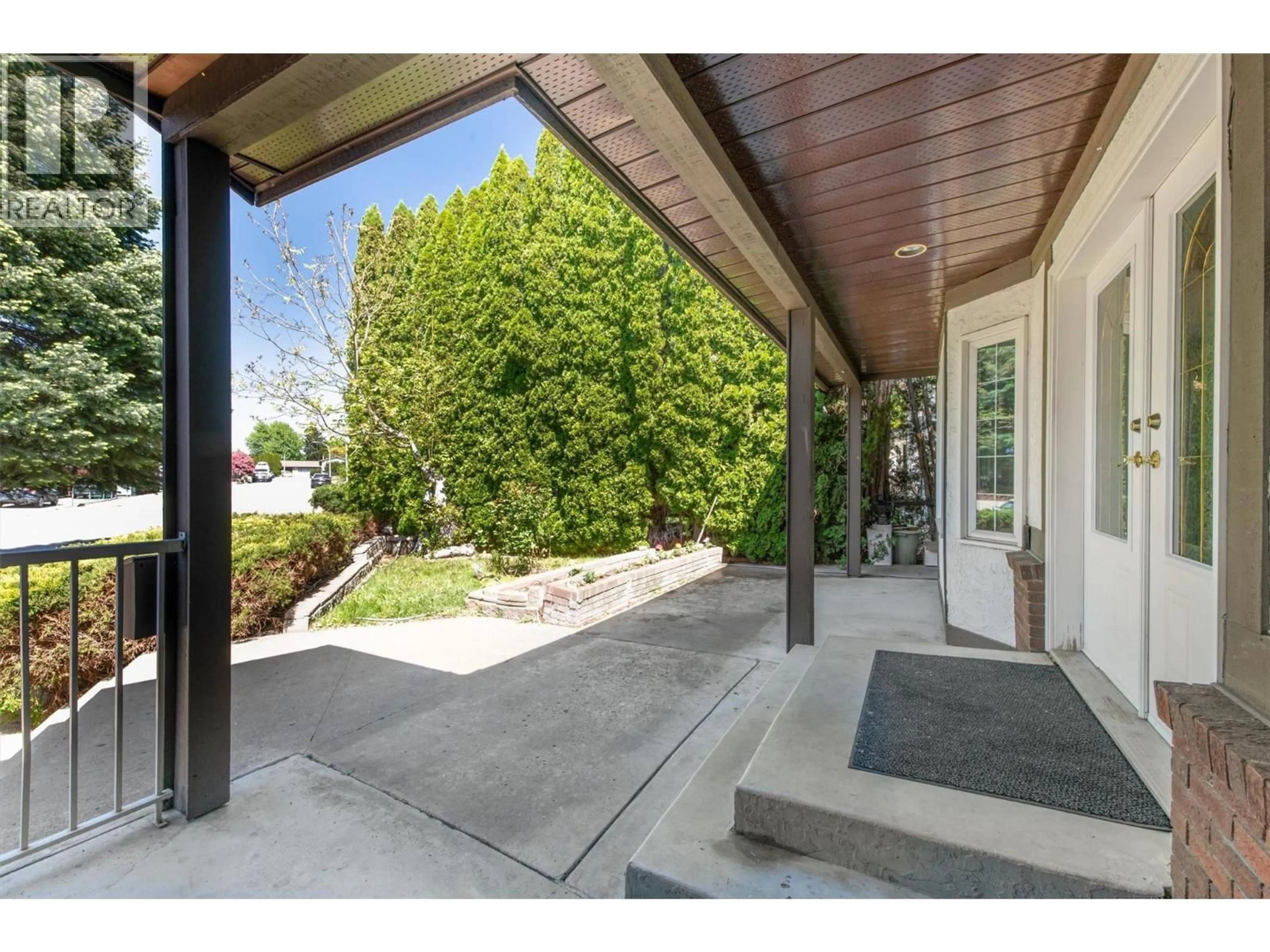 Indoor entryway for 627 HARDIE ROAD, Kelowna British Columbia V1X6W9