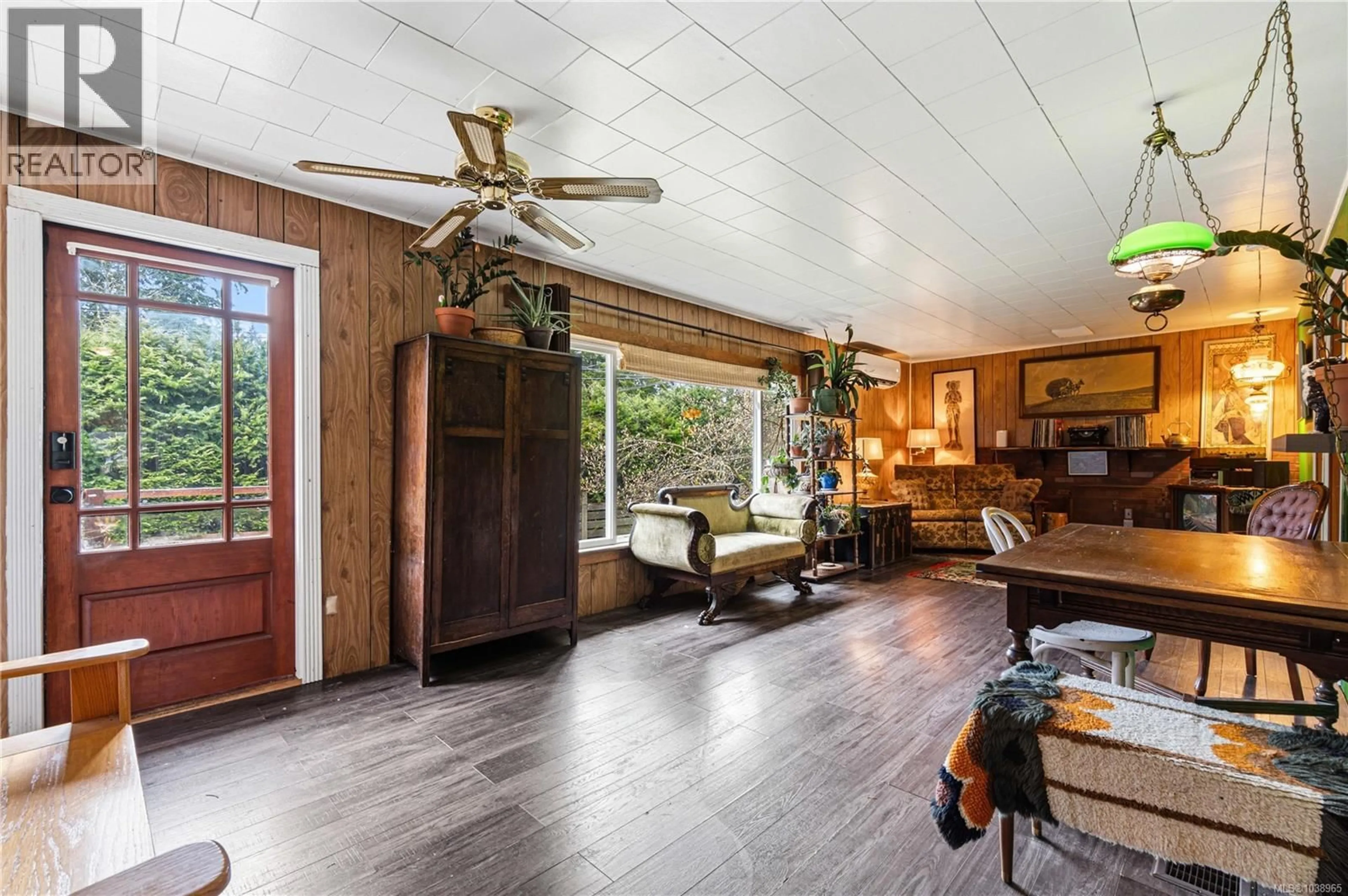 Indoor foyer for 980 POPLAR WAY, Whiskey Creek British Columbia V9K1X9