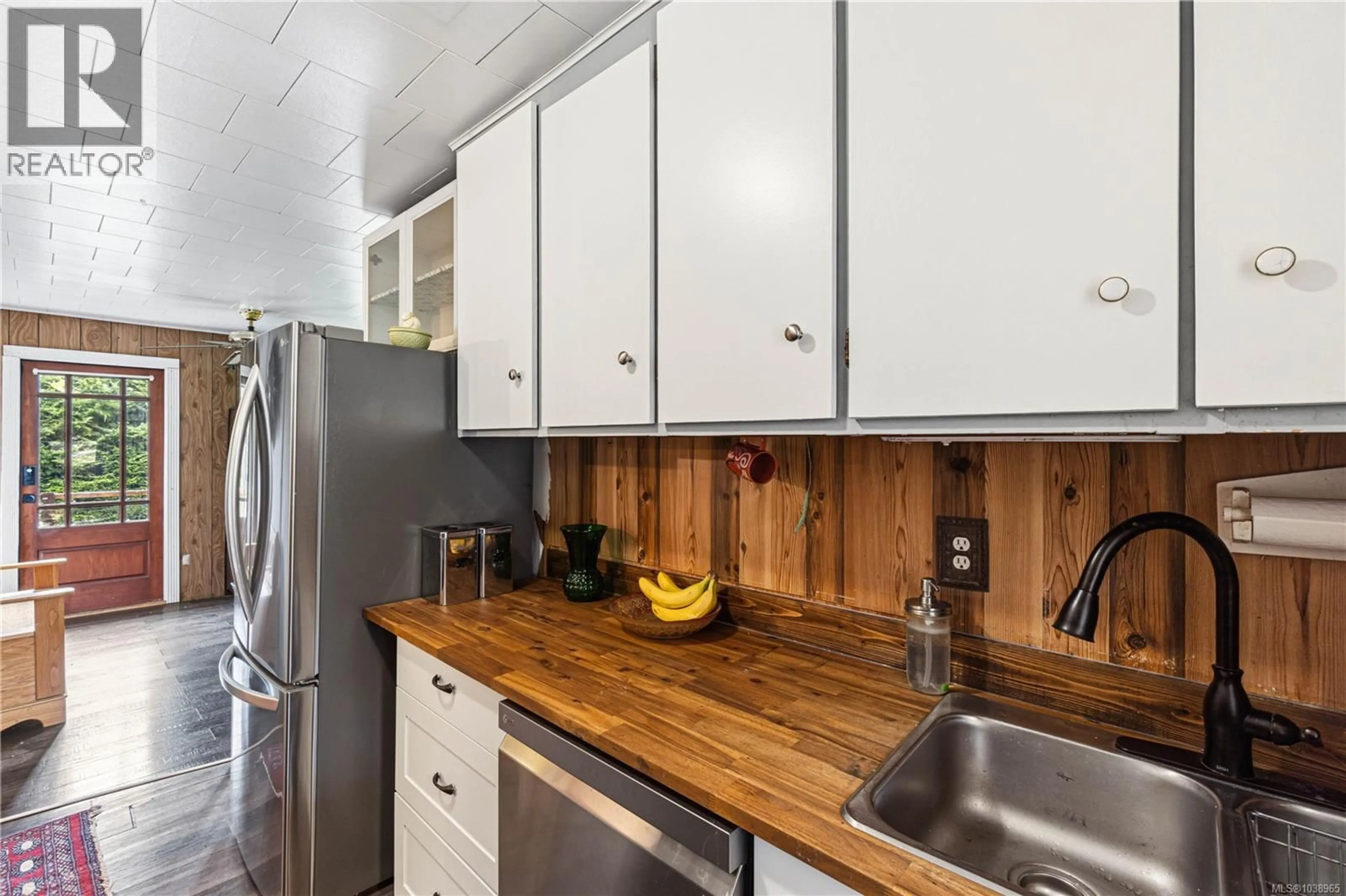Standard kitchen, wood/laminate floor for 980 POPLAR WAY, Whiskey Creek British Columbia V9K1X9