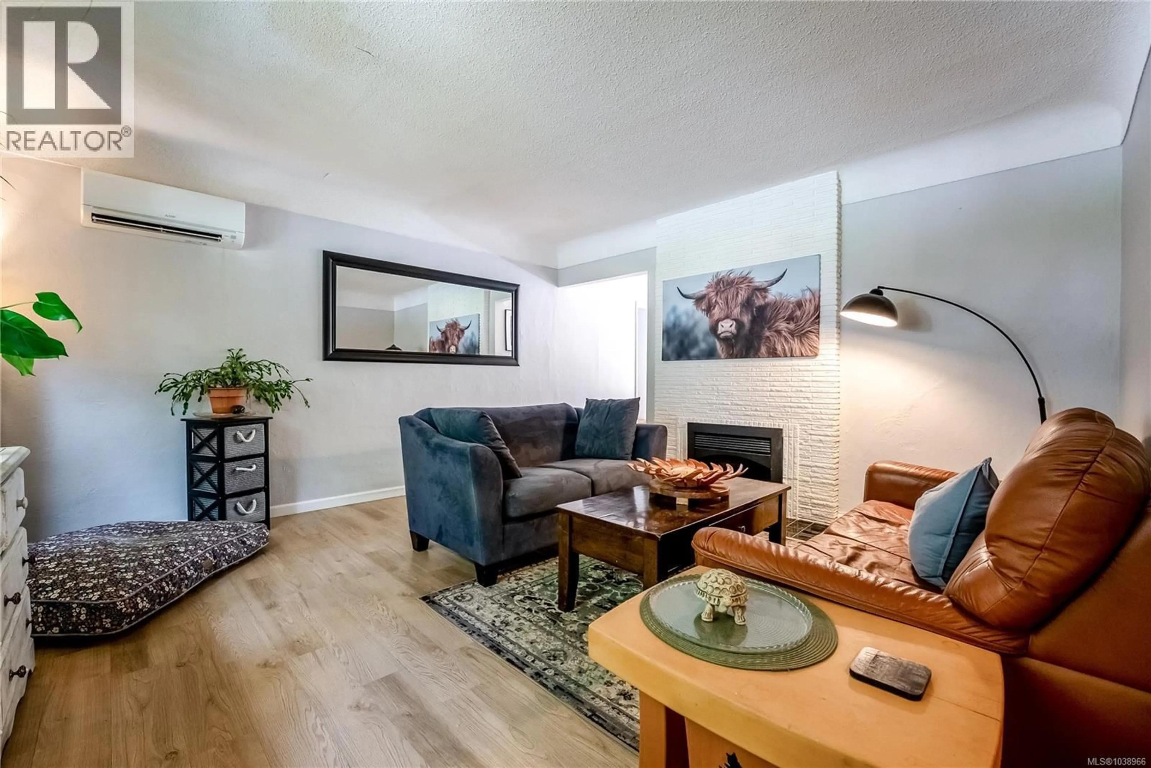 Living room with furniture, wood/laminate floor for 1663 FREEMAN AVENUE, Saanich British Columbia V8P1P5