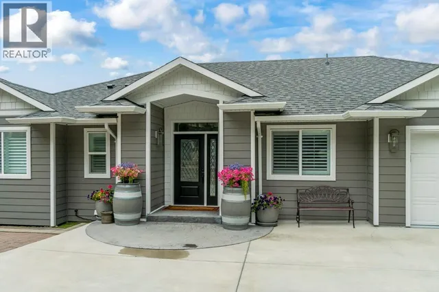 3949 DESERT PINES AVENUE, Peachland 2