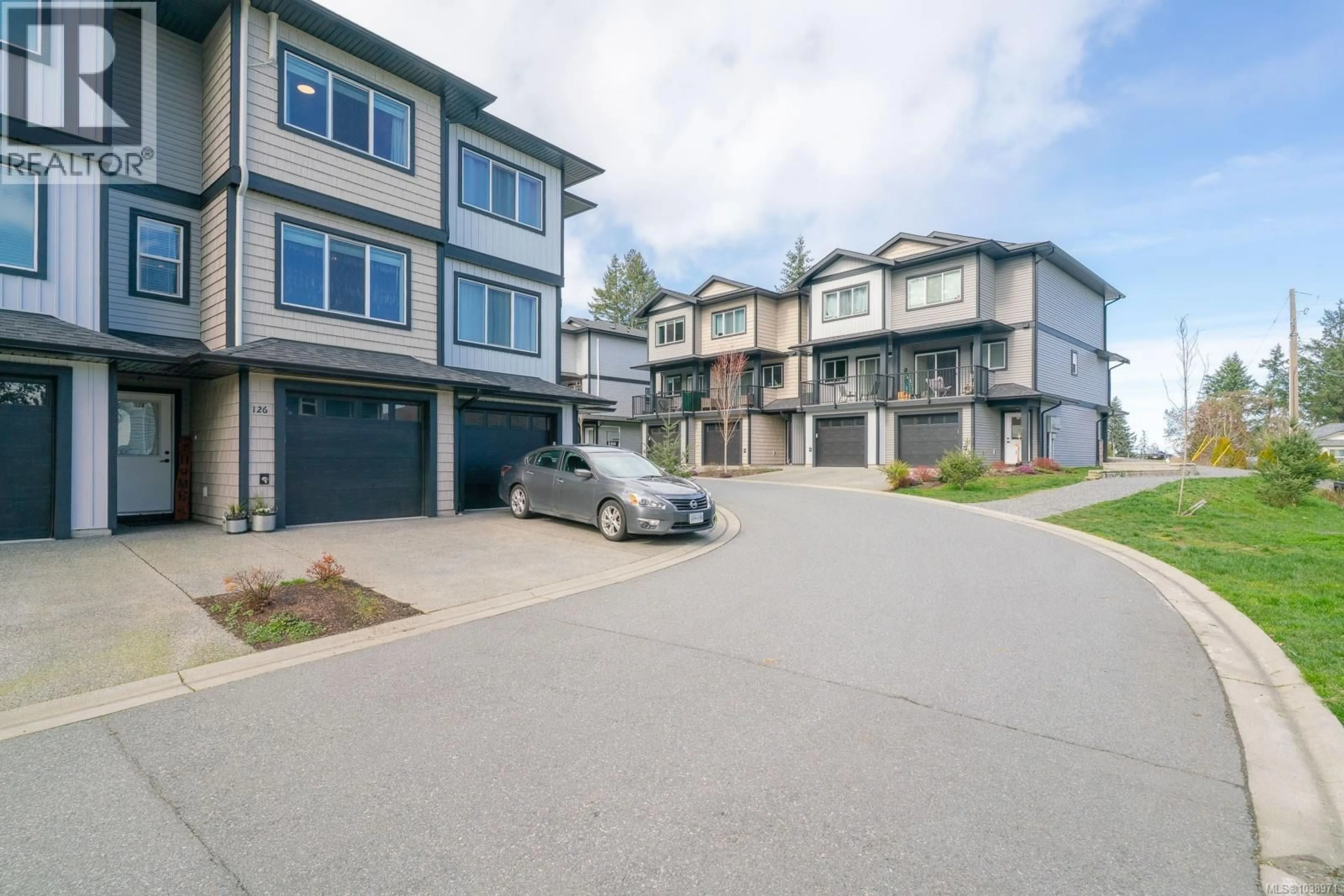A pic from outside/outdoor area/front of a property/back of a property/a pic from drone, street for 126 - 600 NINTH STREET, Nanaimo British Columbia V9R0L4