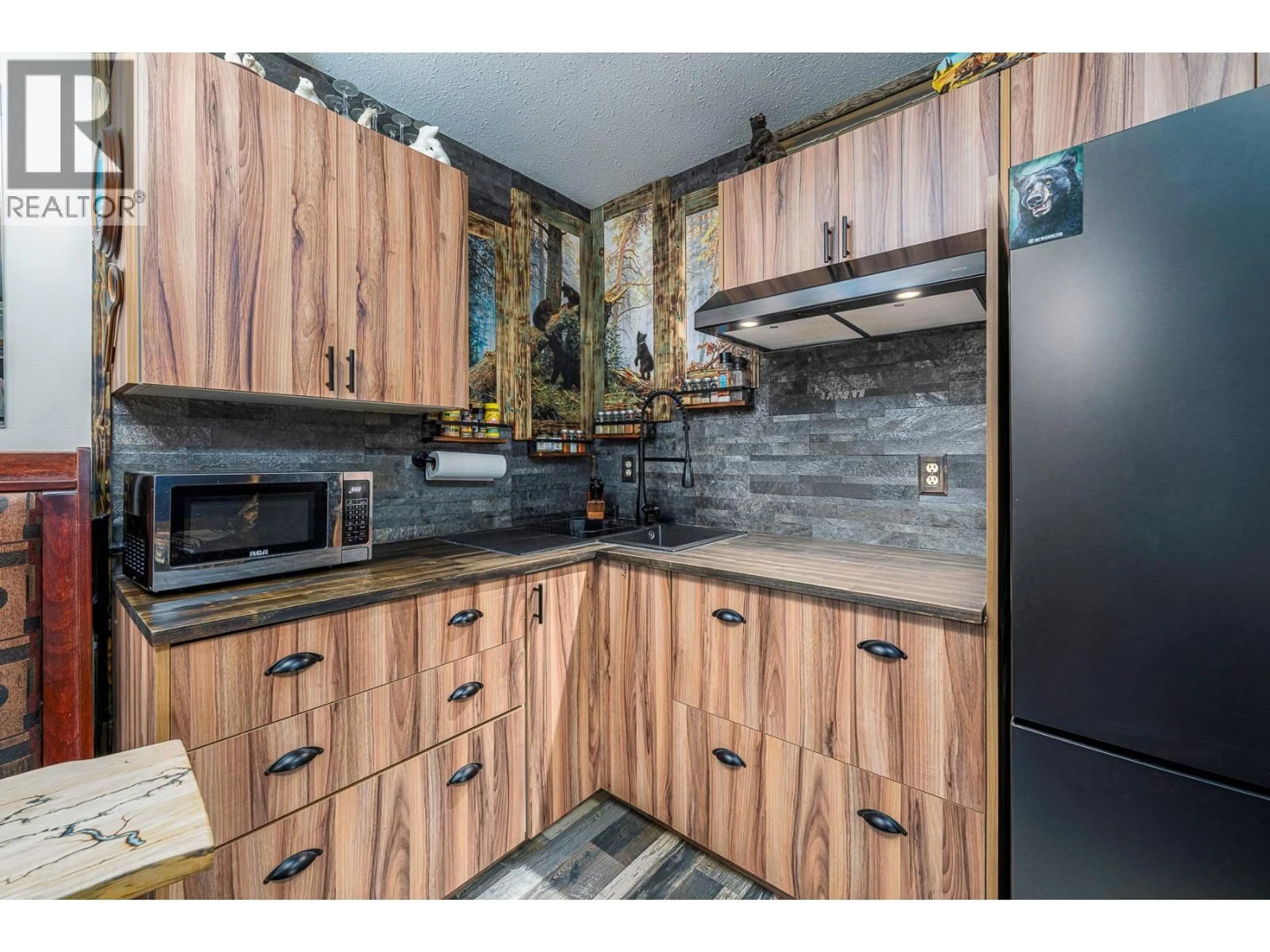 Standard kitchen, wood/laminate floor for 305 - 20 KETTLEVIEW ROAD, Big White British Columbia V1P1T4