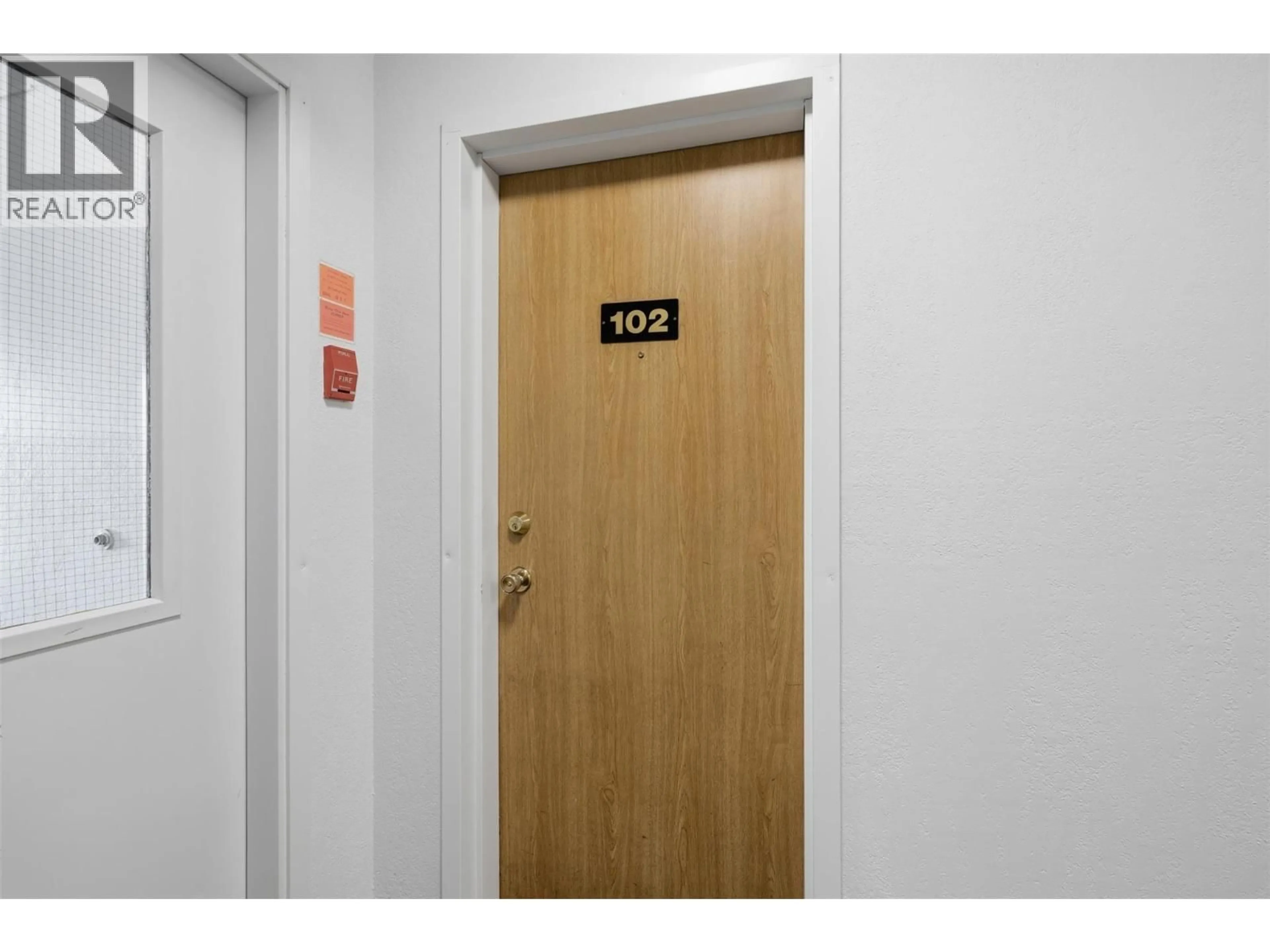 Indoor foyer for 102 - 44 WHITESHIELD CRESCENT SOUTH, Kamloops British Columbia V2E2J1