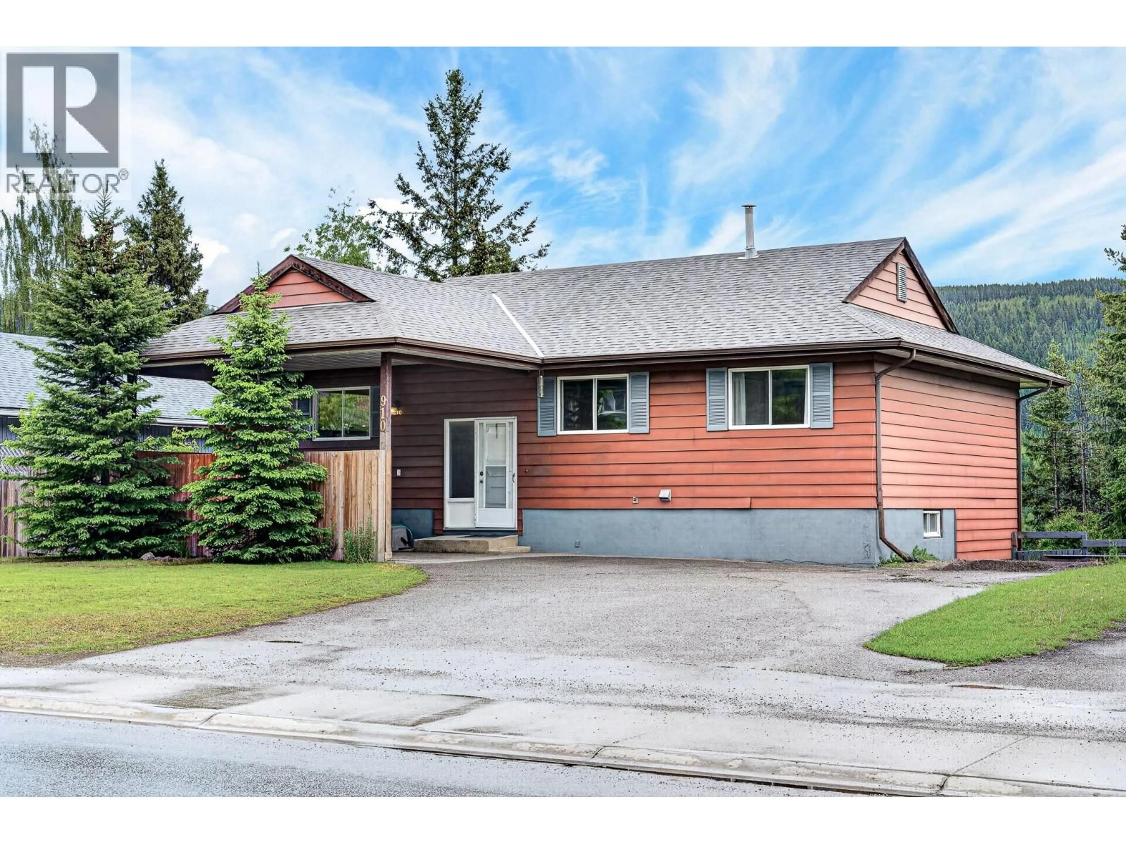Home with vinyl exterior material, street for 910 ALPINE WAY, Elkford British Columbia V0B1H0