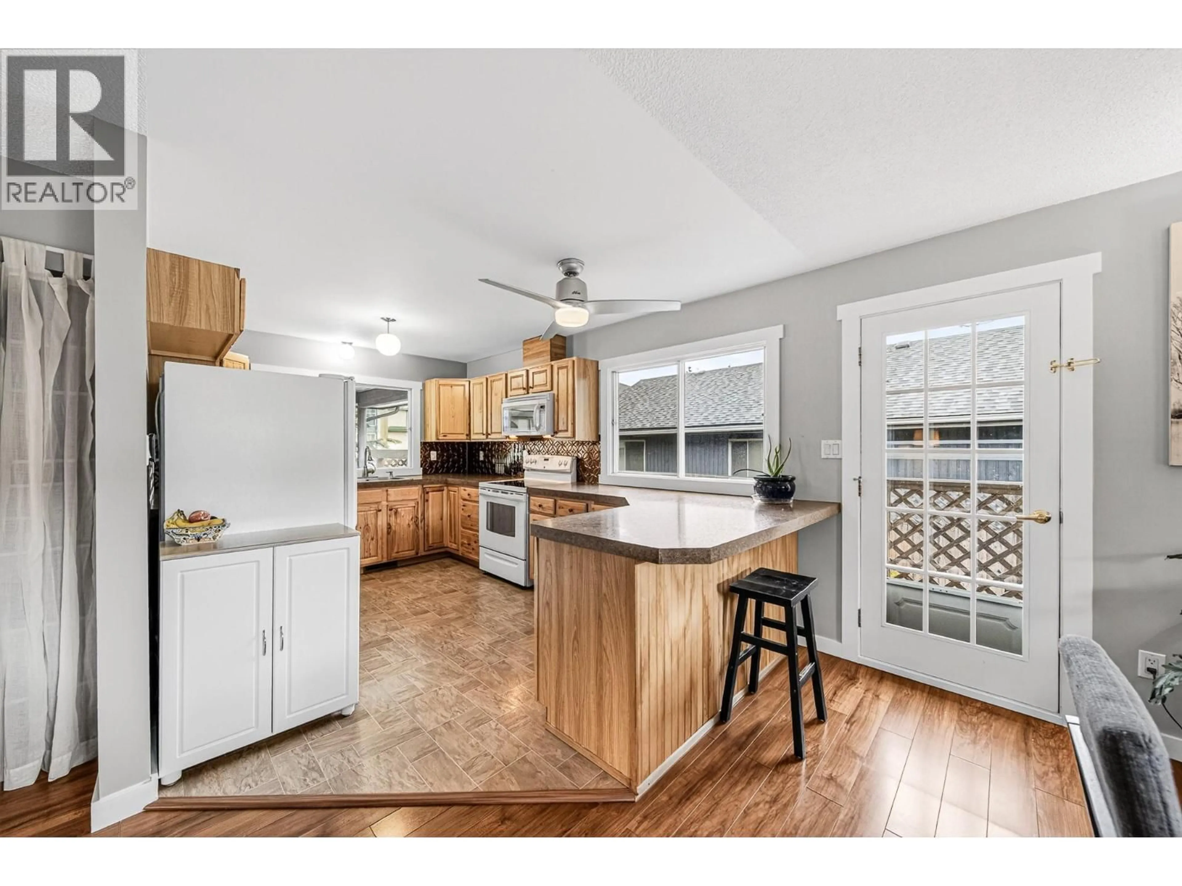 Open concept kitchen, unknown for 910 ALPINE WAY, Elkford British Columbia V0B1H0