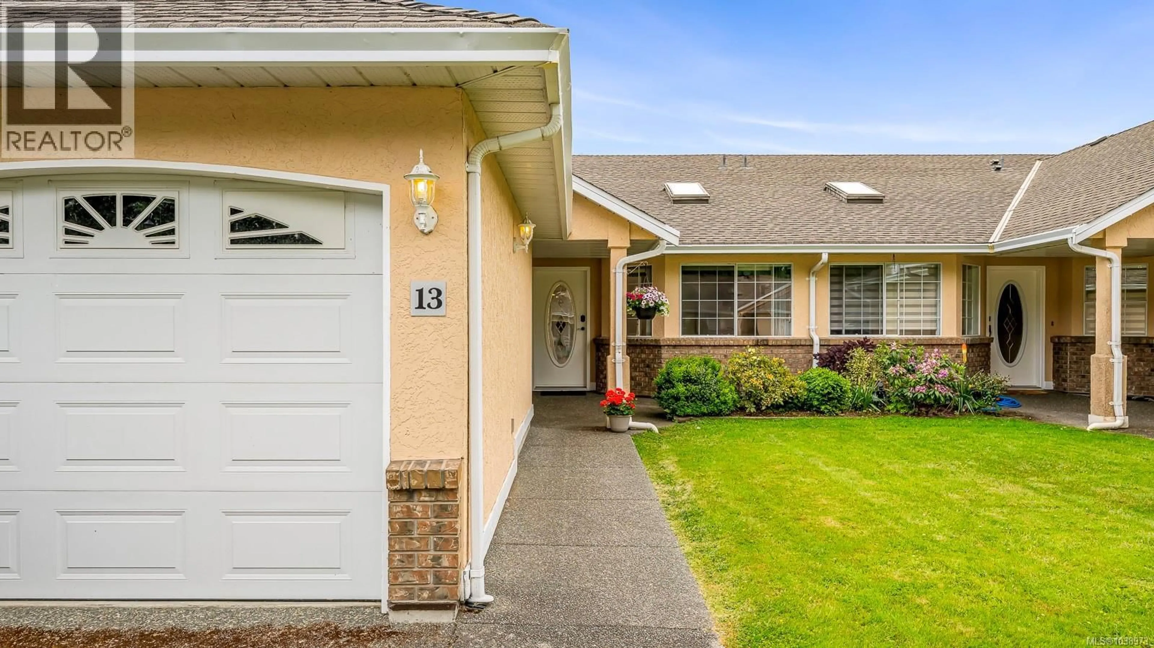 Home with vinyl exterior material, street for 13 - 20 ANDERTON AVENUE, Courtenay British Columbia V9N2G8