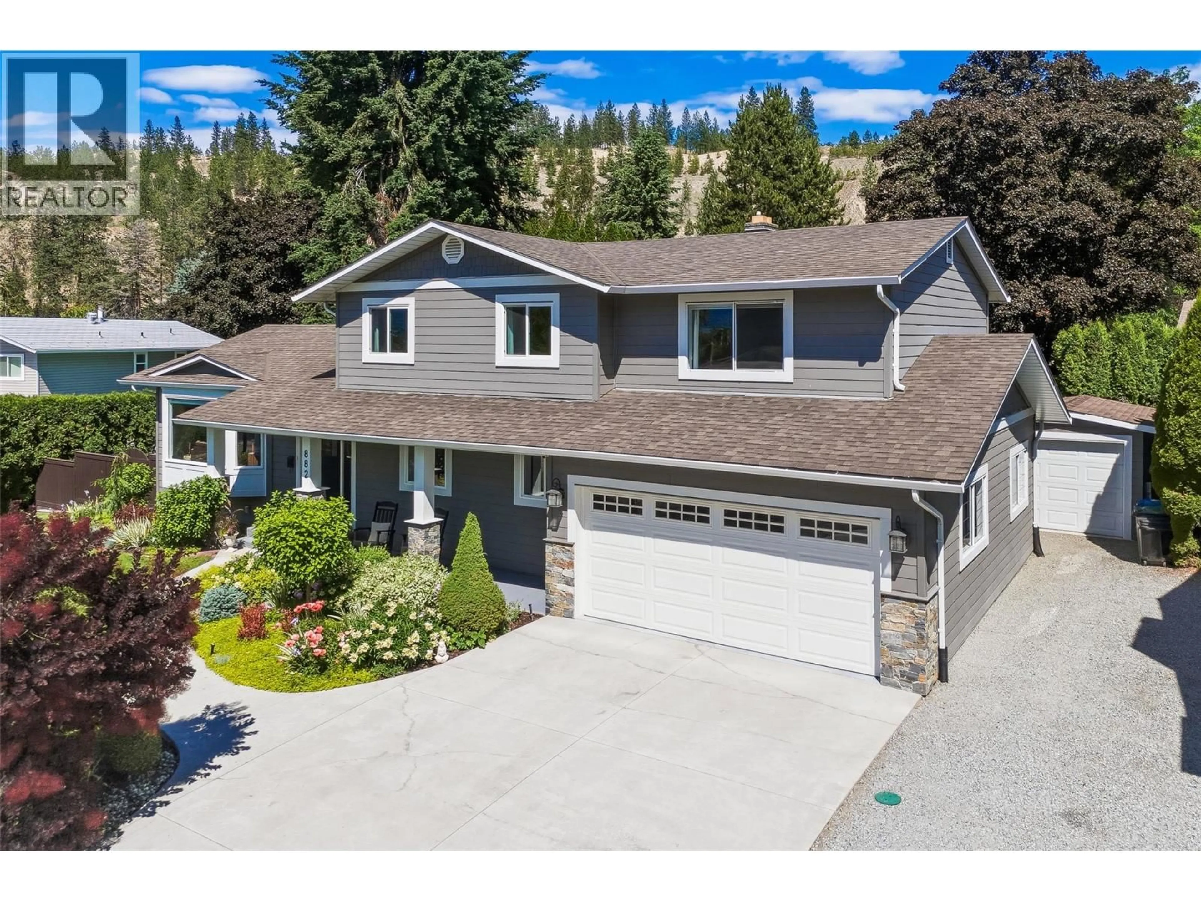 A pic from outside/outdoor area/front of a property/back of a property/a pic from drone, street for 882 ROMA COURT, Kelowna British Columbia V1W2P6