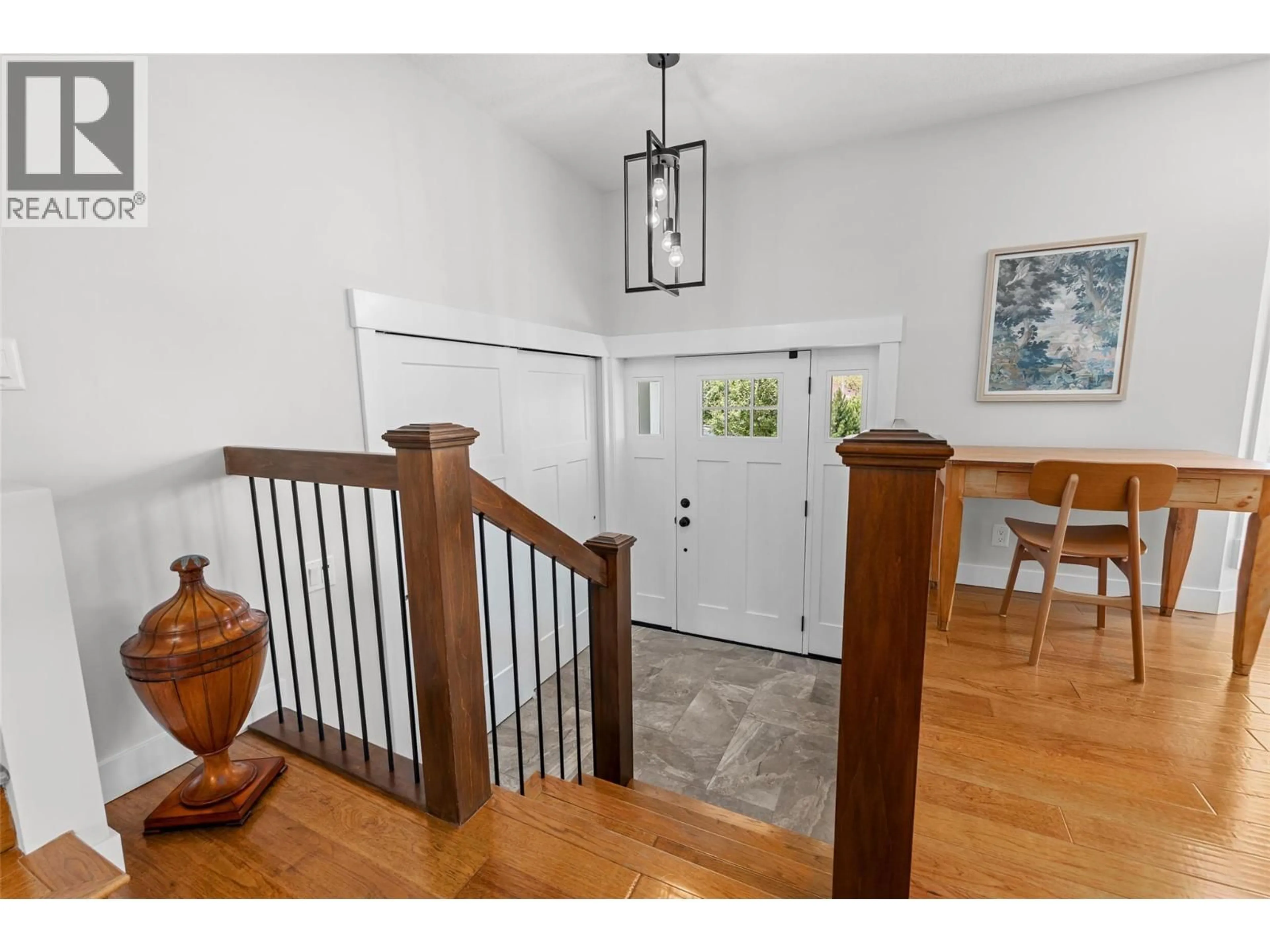 Indoor entryway for 882 ROMA COURT, Kelowna British Columbia V1W2P6