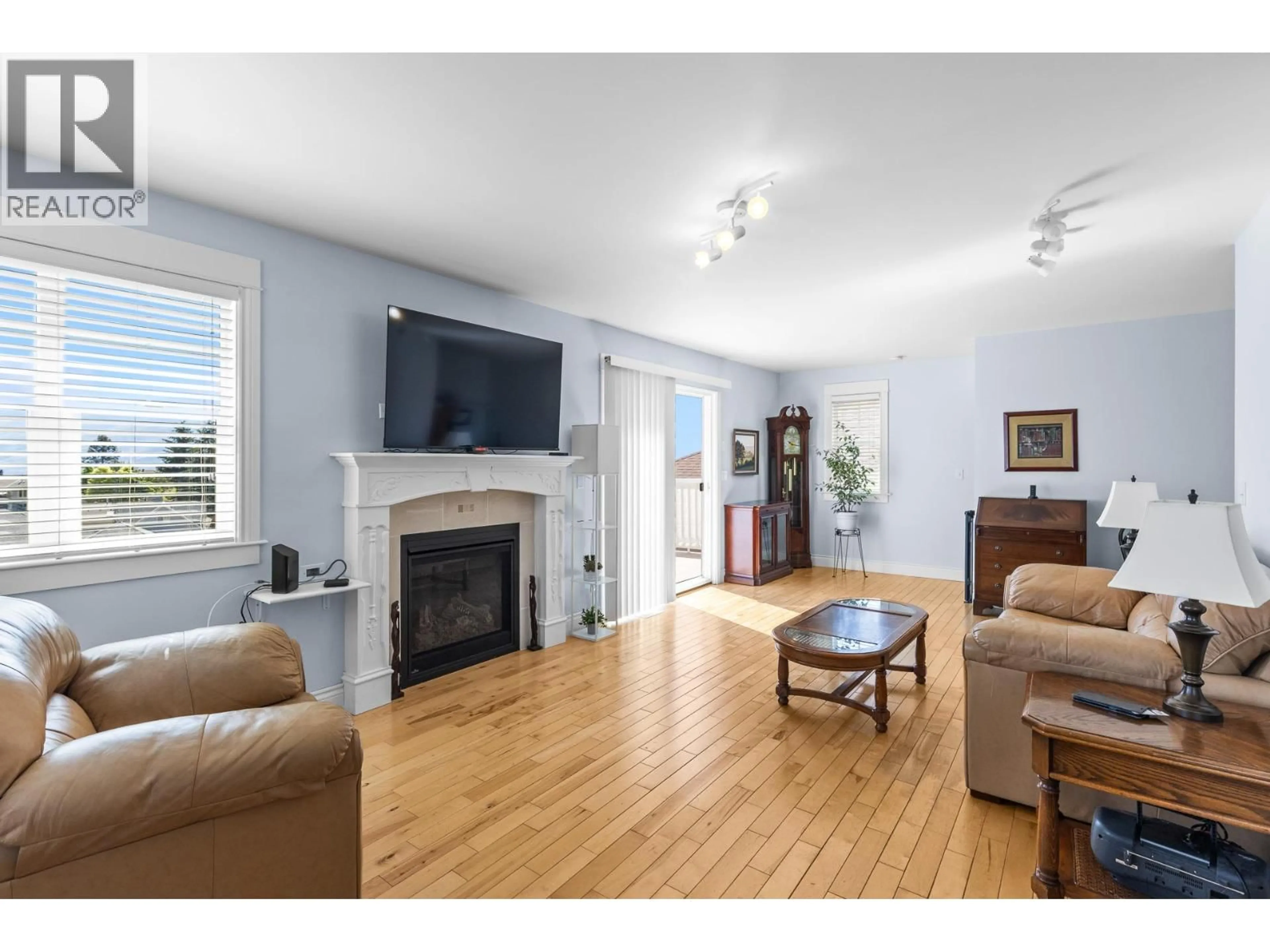 Living room with furniture, wood/laminate floor for 6053 TURNER AVENUE, Peachland British Columbia V0H1X4