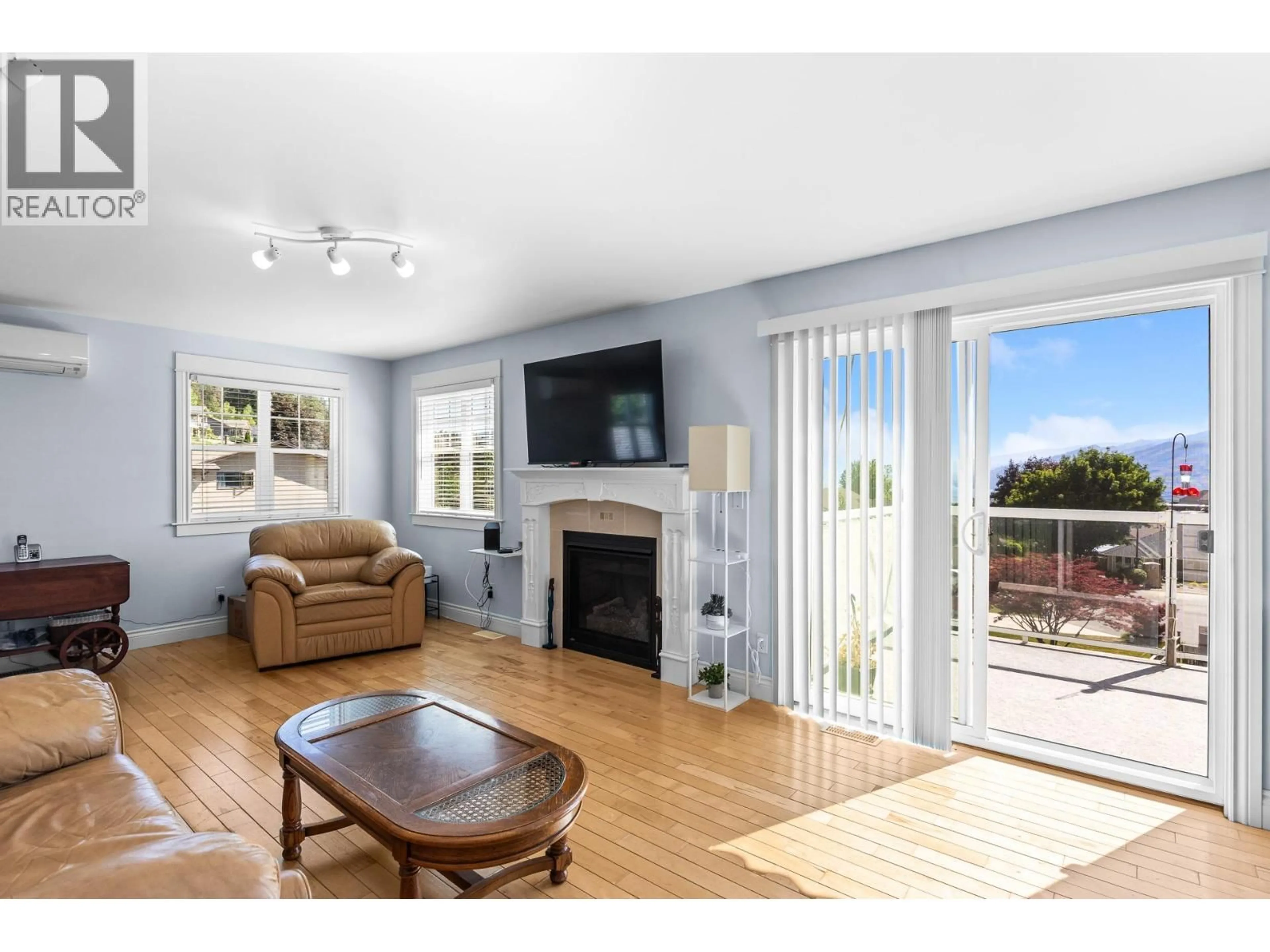 Living room with furniture, wood/laminate floor for 6053 TURNER AVENUE, Peachland British Columbia V0H1X4